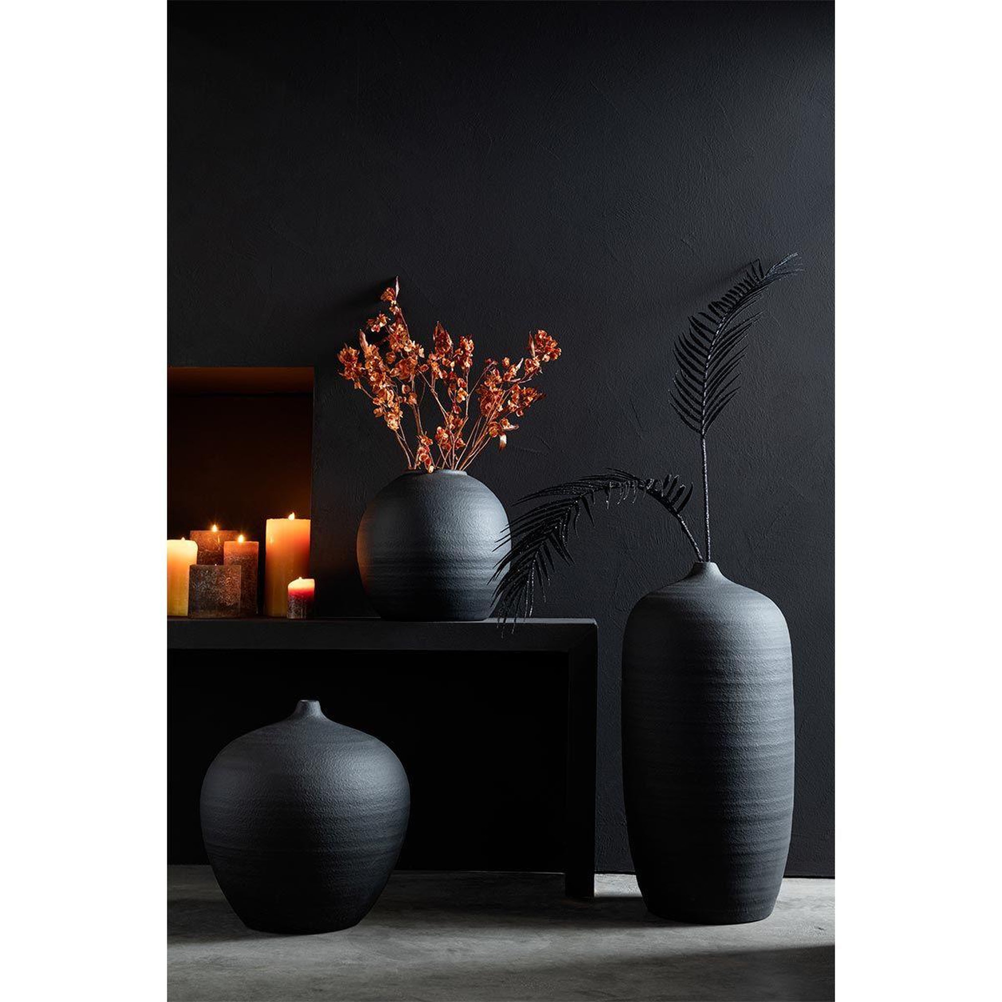 Voir la diapositive 2 : J-LINE Vase design en ciment  viktor  30cm noir