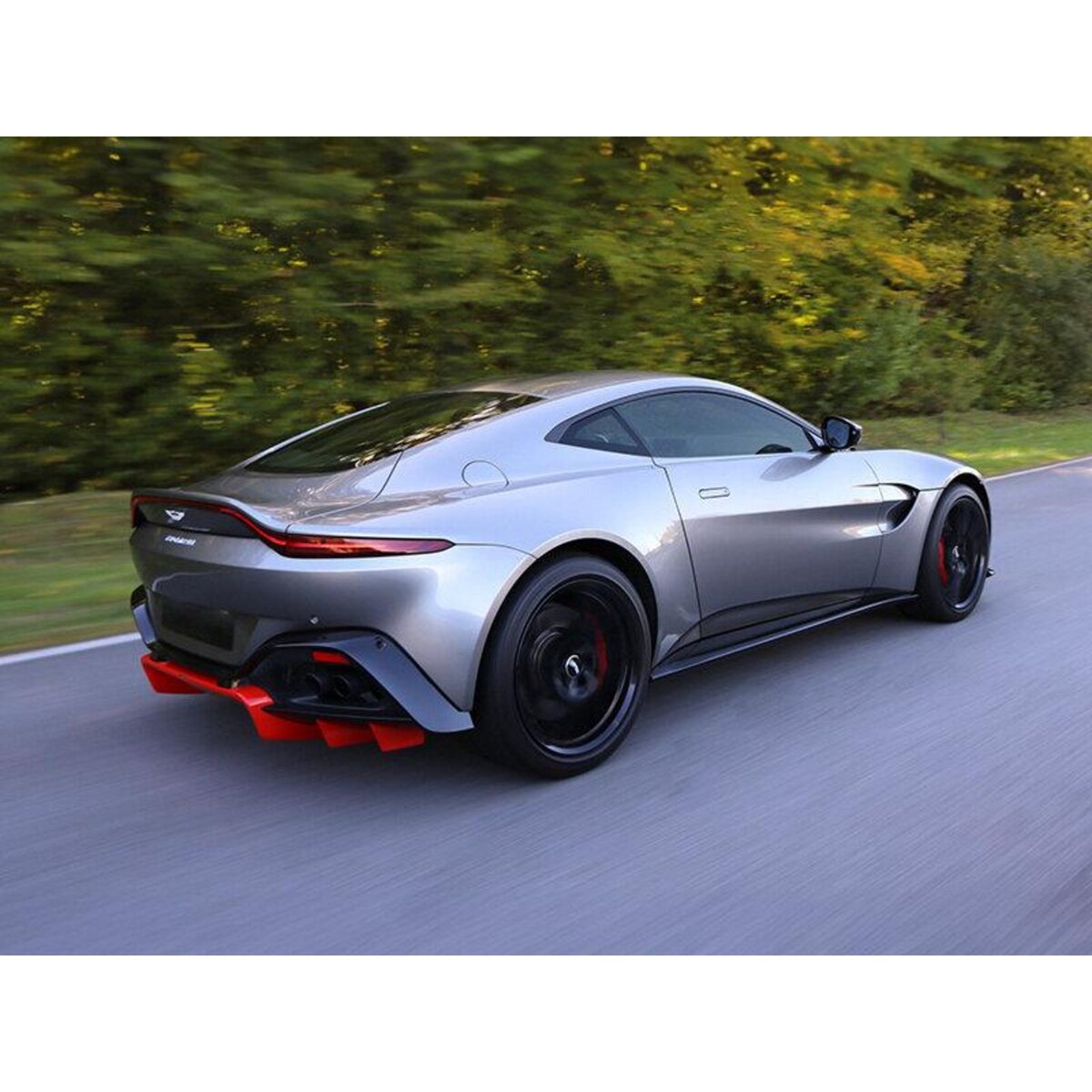 Smartbox Stage de pilotage : 4 tours sur le circuit de Pouilly-en-Auxois en Aston-Martin Vantage - Coffret Cadeau Sport & Aventure