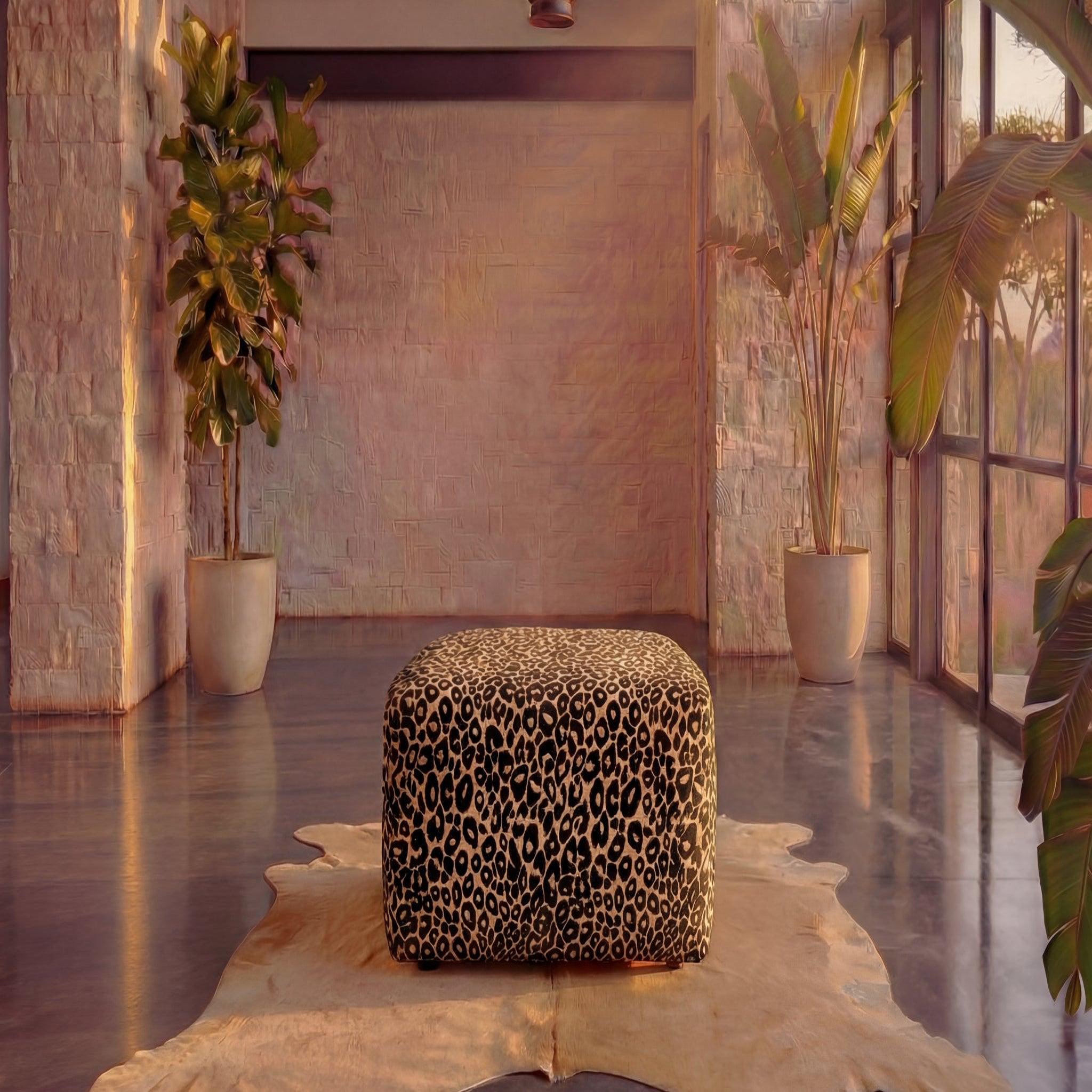 Voir la diapositive 3 : CASANOVA PARIS Elio - pouf en tissu imprimé animalier beige 74x74x41