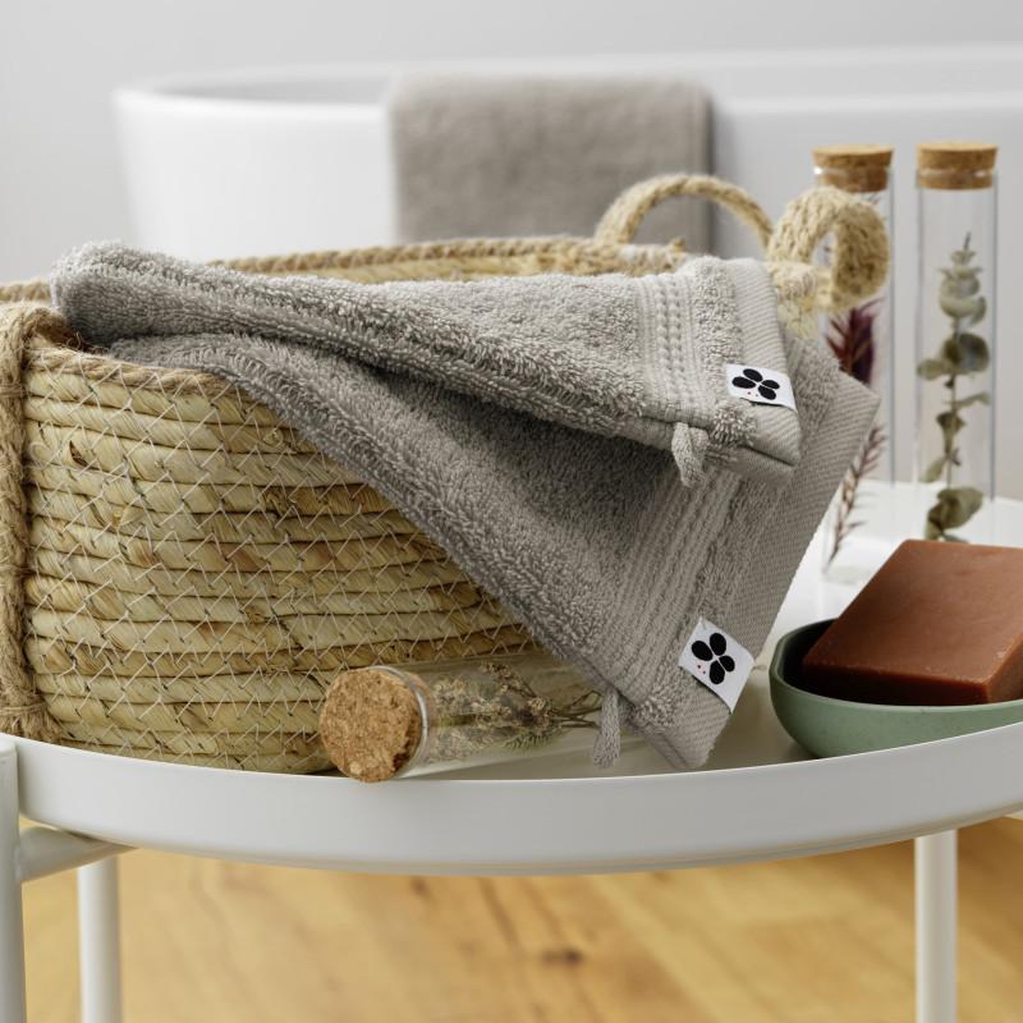 Voir la diapositive 2 : L EFFET PAPILLON Lot de 2 gants de toilette  Garance  15 x 21 cm / 100% Coton Bio / 600 gr/m² l'Effet Papillon -  - Lot de 2 Gants de toilette 15 x 21 cm