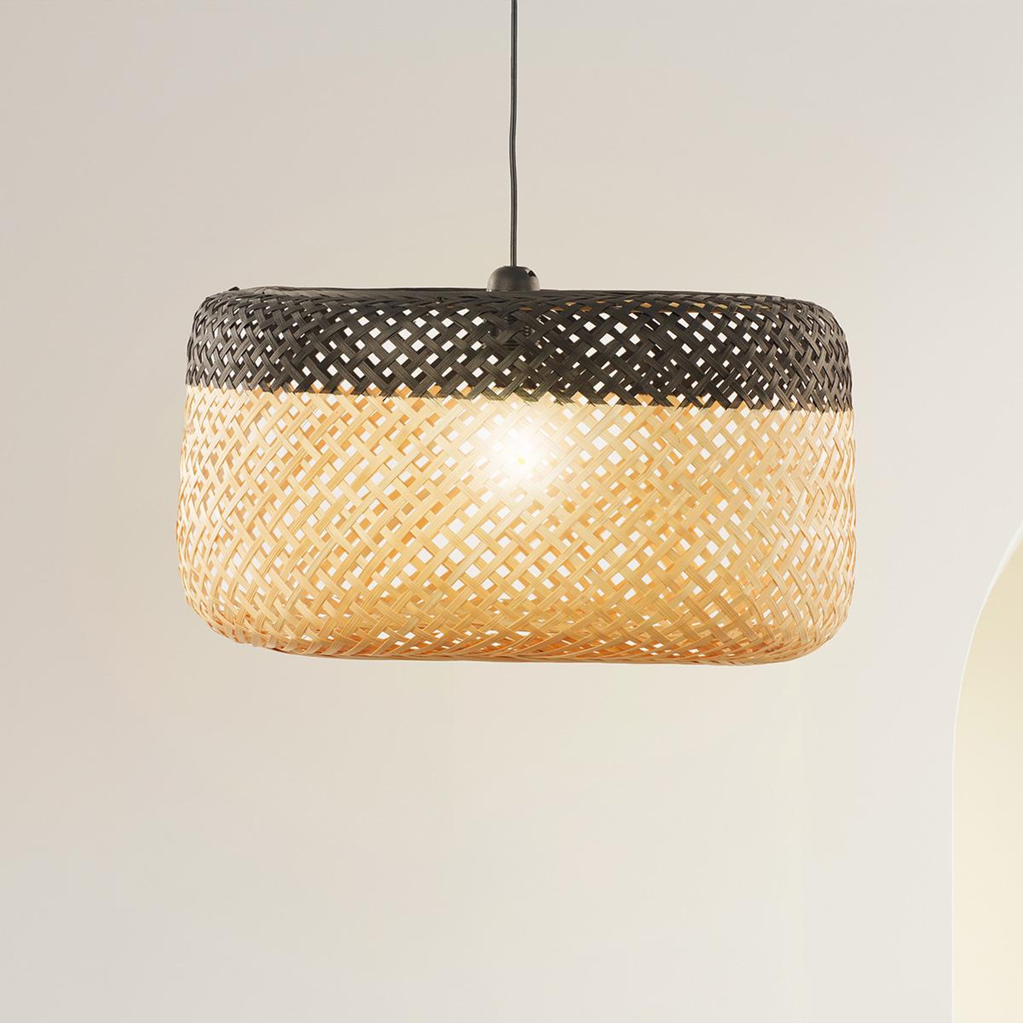Voir la diapositive 4 : MAISON AUBERTIN Suspension ronde bambou bicolore - noir et bois