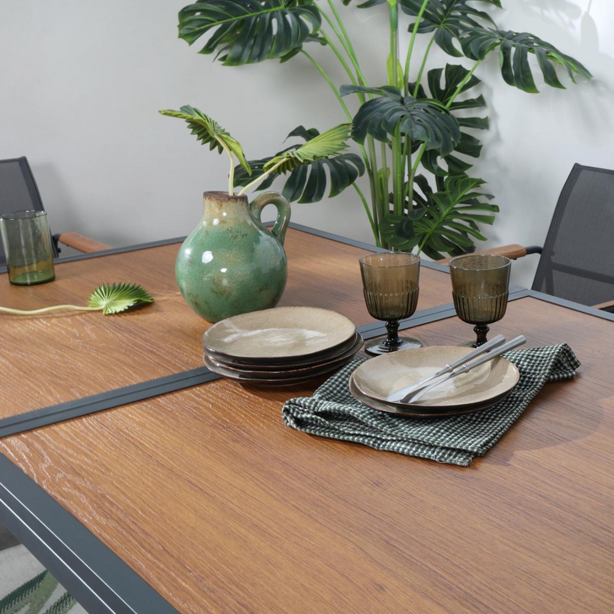 CONCEPT USINE Salon de jardin 6 places anthracite et bois FOGGIA