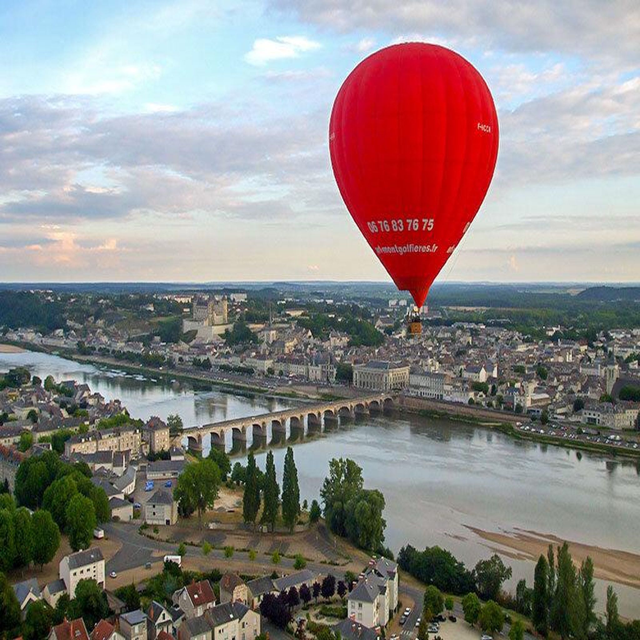 Voir la diapositive 2 : Smartbox Vol en montgolfière pour 2 personnes au-dessus de Saumur - Coffret Cadeau Sport & Aventure