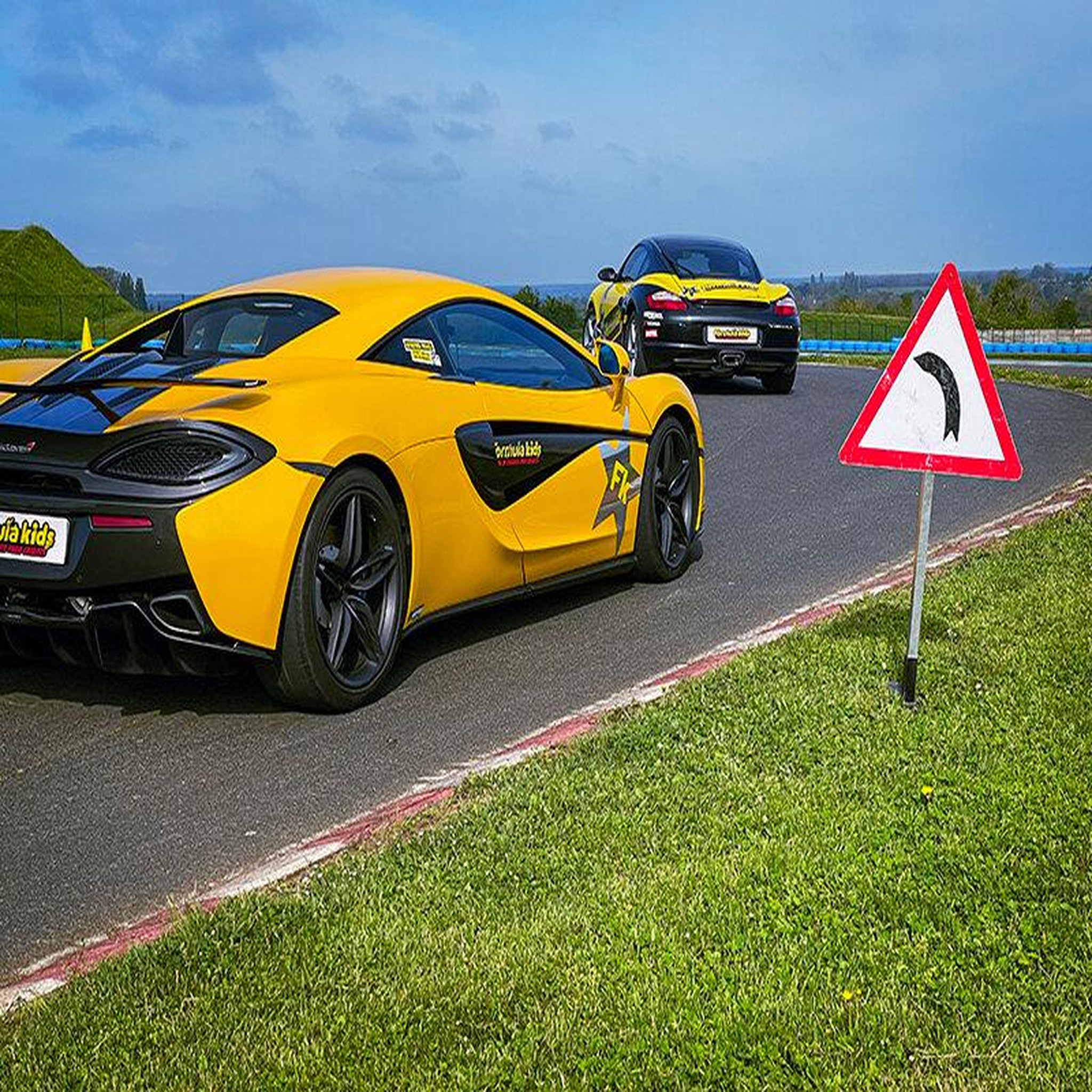 Voir la diapositive 2 : Smartbox Stage pilotage enfant : 3 tours de circuit au volant d'une mclaren 540c - coffret cadeau sport & aventure