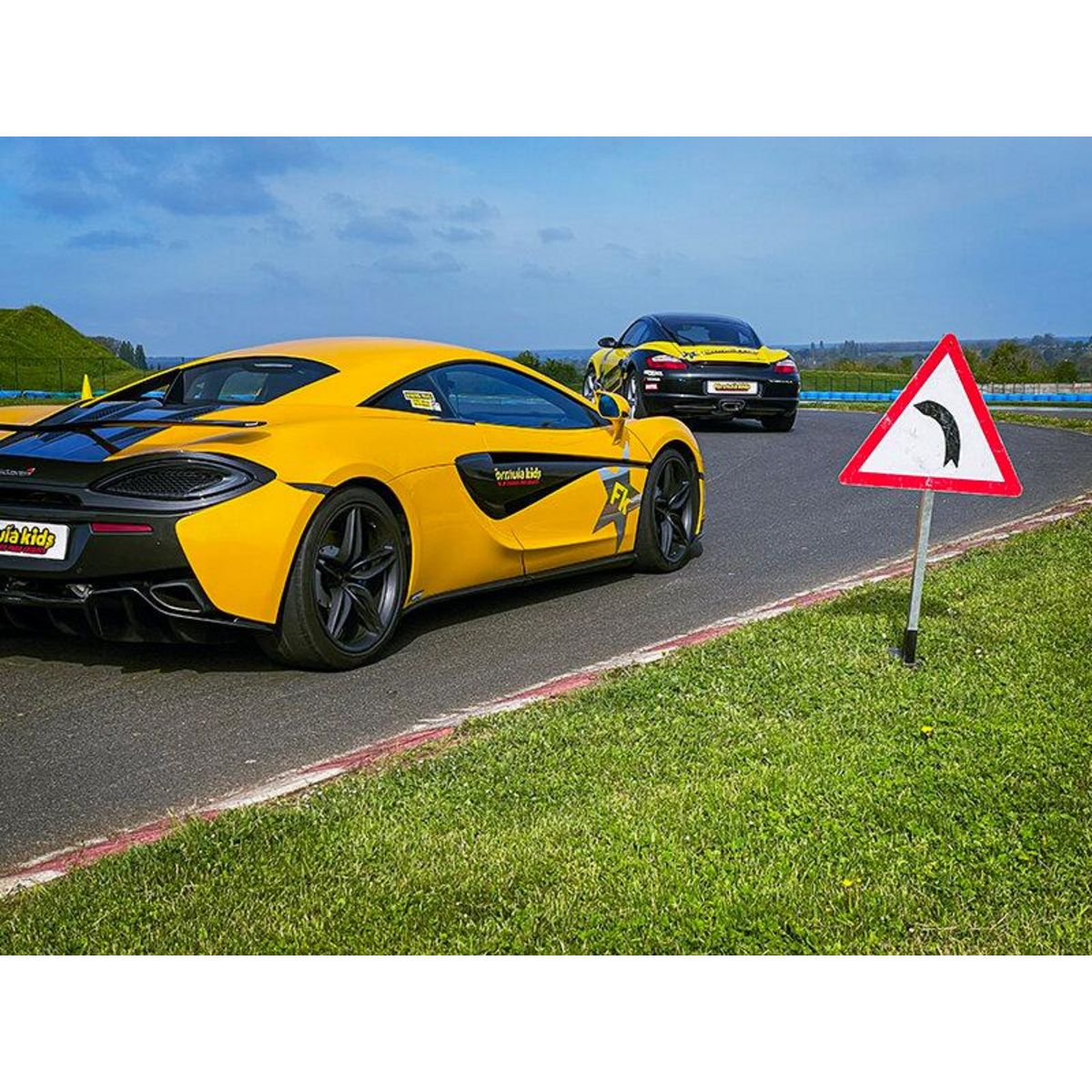 Smartbox Stage pilotage enfant : 3 tours de circuit au volant d'une McLaren 540C - Coffret Cadeau Sport & Aventure