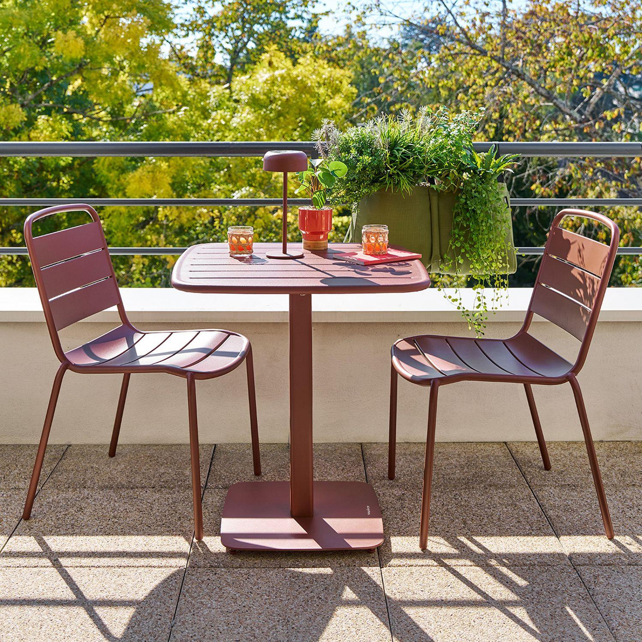 Voir la diapositive 2 : HESPERIDE Table de jardin carrée 2 places ALEGORIA