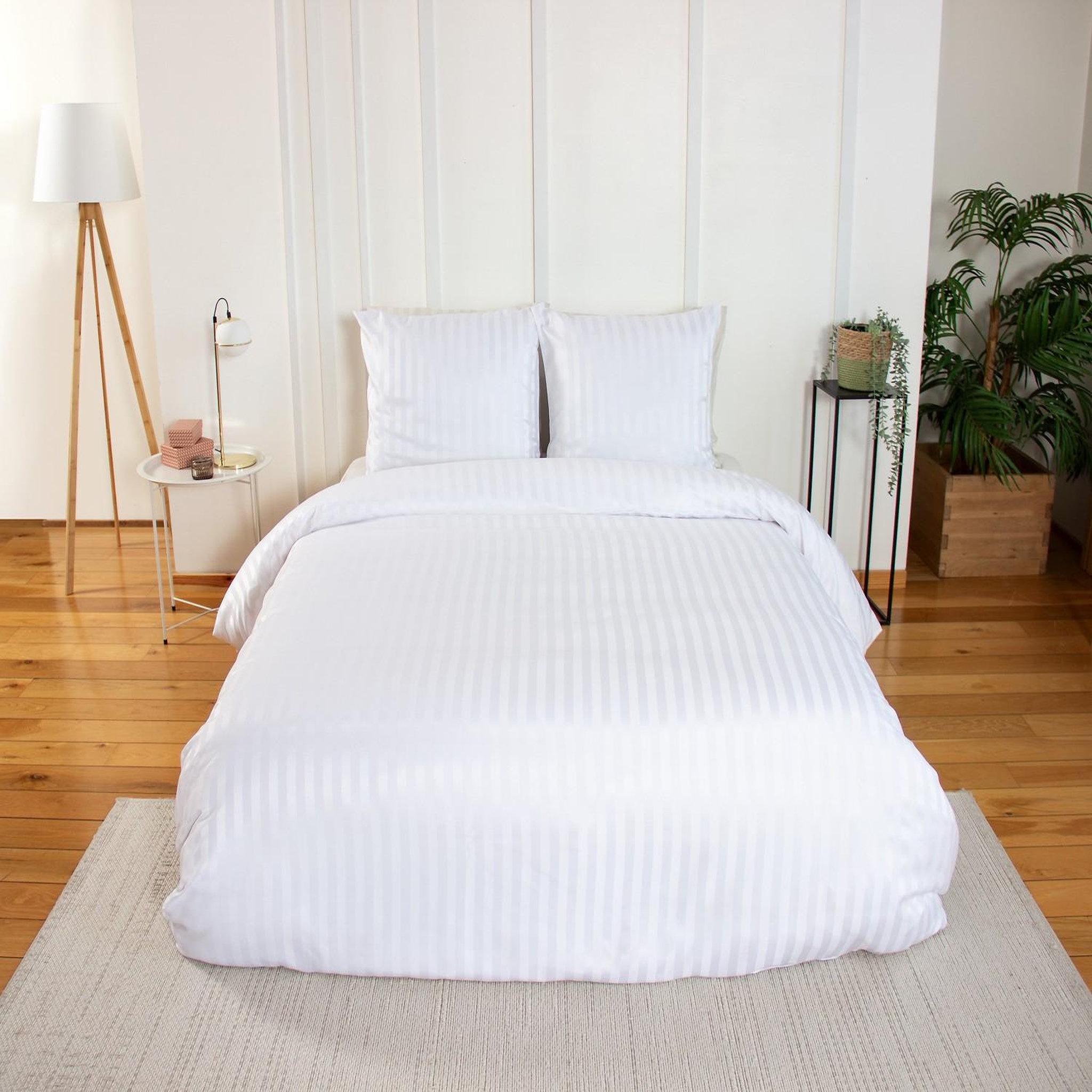 Home collection Parure housse de couette 100% satin de microfibre. Coloris disponibles : Blanc, Vert, Rouge, Jaune