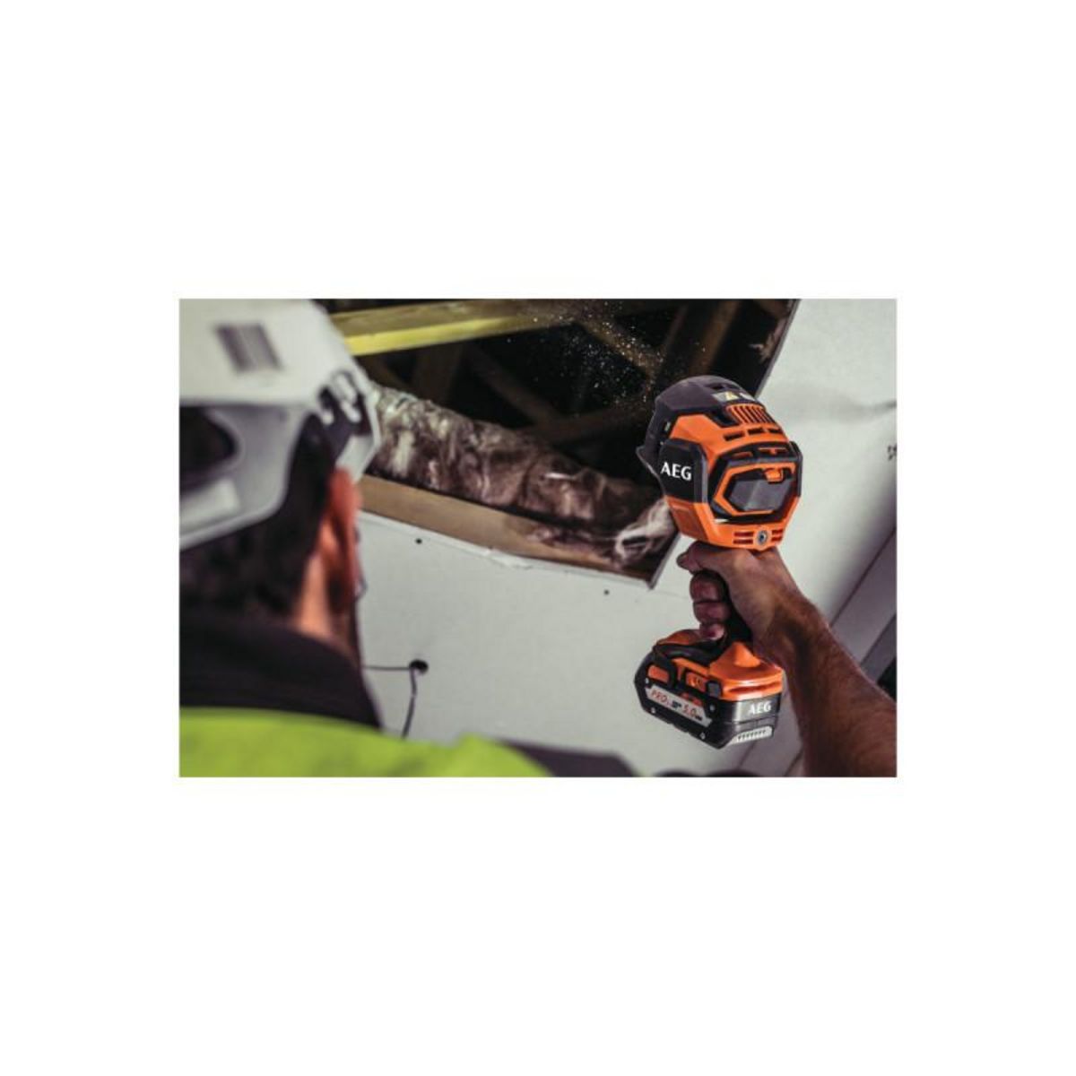 AEG Pack AEG Lampe torche hybride - BTL18-0 - 18V - 1 batterie 2.0Ah - 1 chargeur - SETL1820S