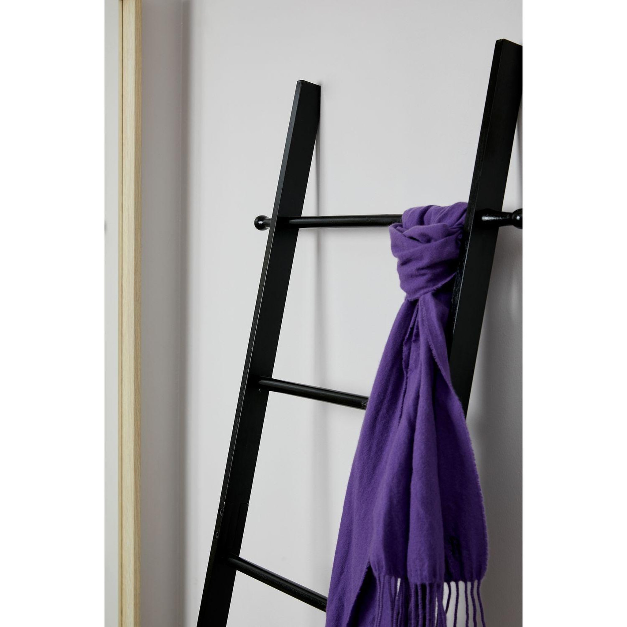 Voir la diapositive 2 : Wenko Echelle porte-serviette design bambou suri - l. 43 x h. 170 cm - noir