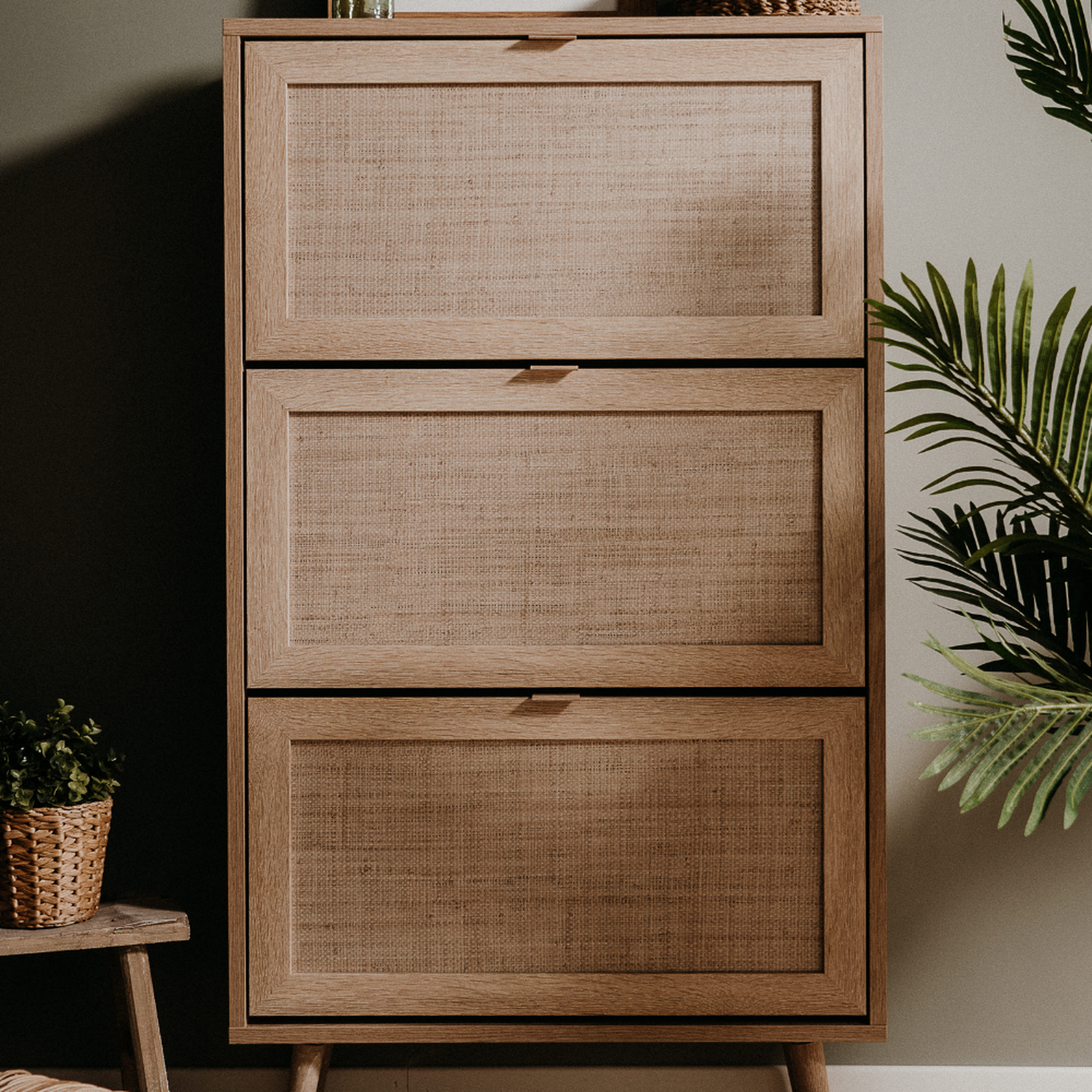 Voir la diapositive 2 : CONCEPT USINE Meuble à chaussures en bois 3 tiroirs effet cannage TIVAT