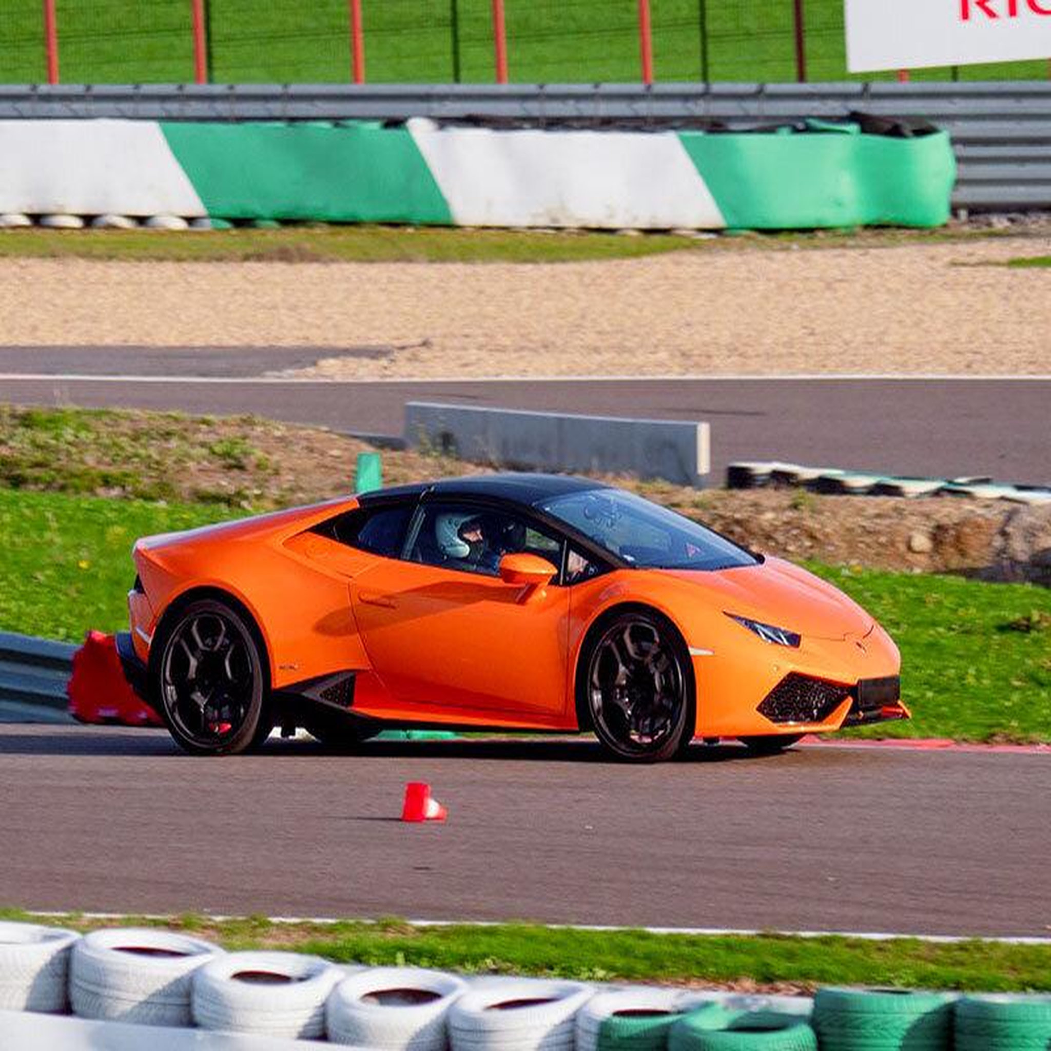 Voir la diapositive 3 : Smartbox Stage de pilotage : 3 tours sur le circuit d'alès en lamborghini huracán - coffret cadeau sport & aventure