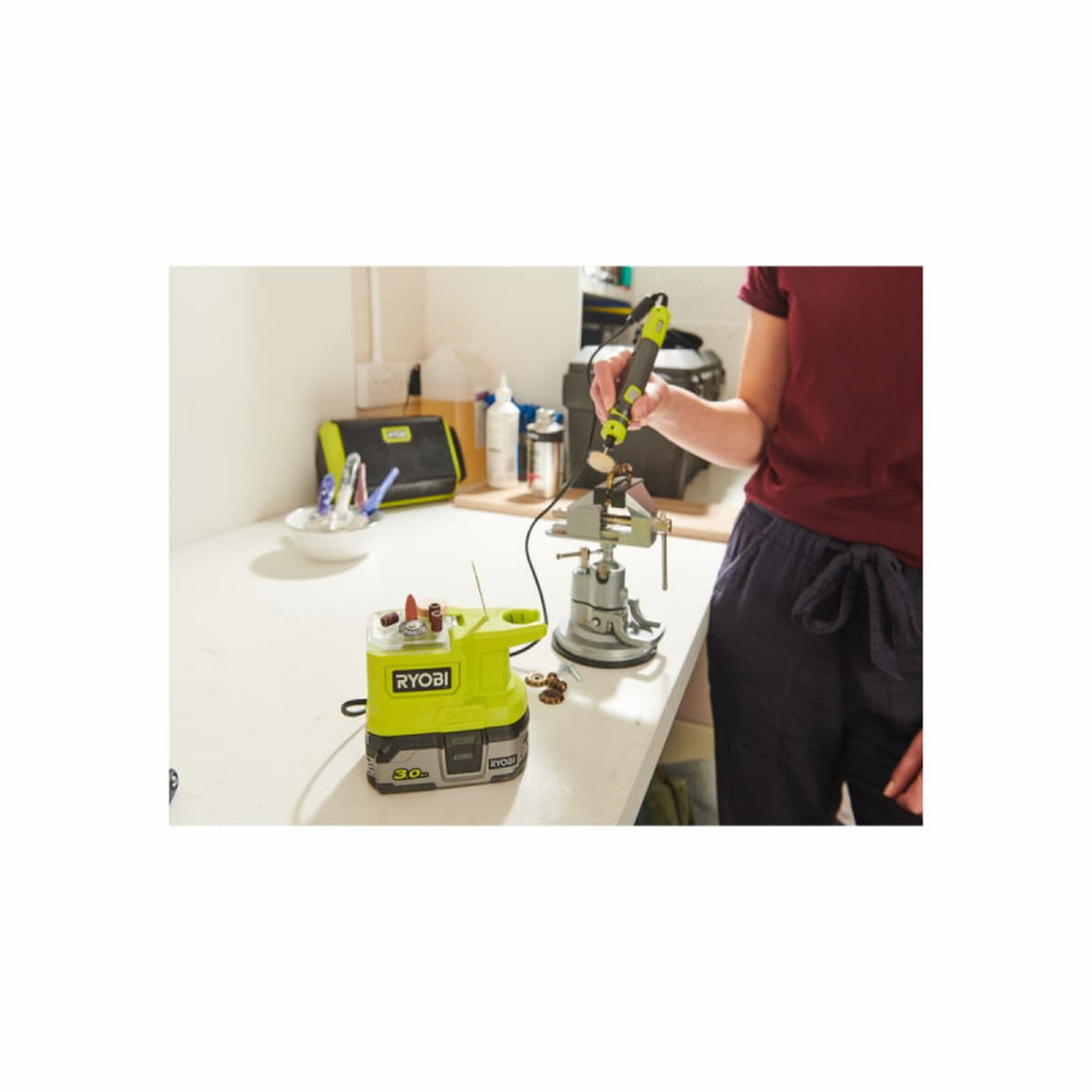 Voir la diapositive 5 : Ryobi Pack RYOBI Mini outil multifonction 18V One+ RRT18-0 - 1 Batterie 5.0Ah - 1 Chargeur rapide RC18120