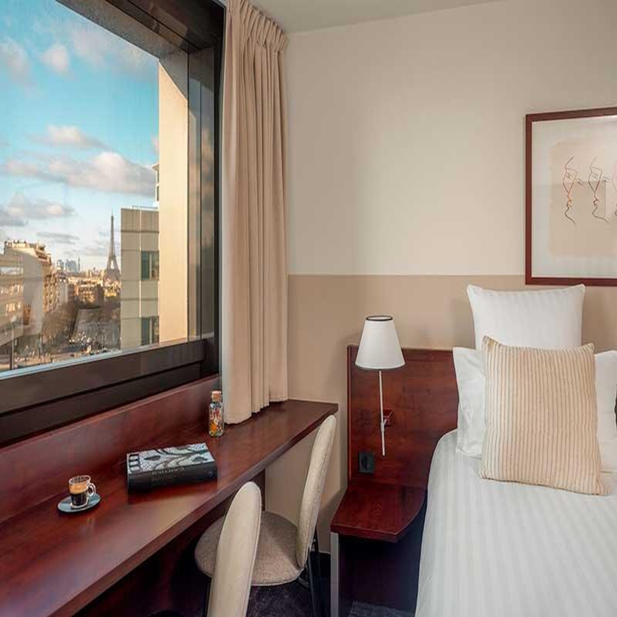 Voir la diapositive 2 : Smartbox 2 nuits au mercure montparnasse 4* à paris près de la tour eiffel pour une famille de 3 - coffret cadeau séjour