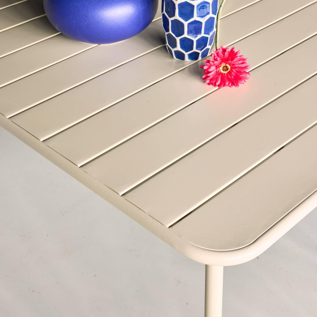 SWEEEK Table de jardin métal 6-8 places, Amelia 160x90xH72.5cm