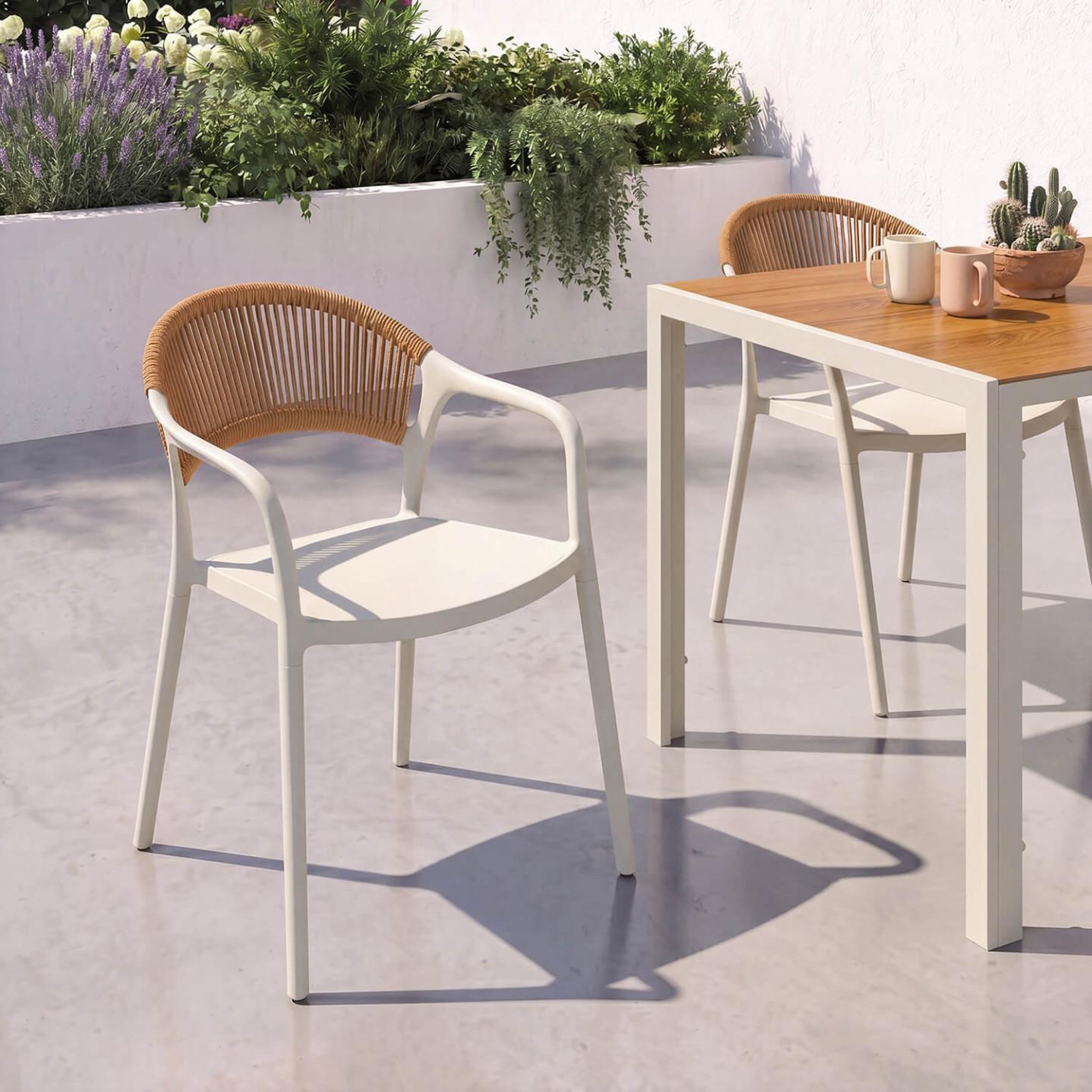 Voir la diapositive 2 : ID MARKET Lot de 4 chaises de jardin empilables odelia en polypropylène et cordage beige