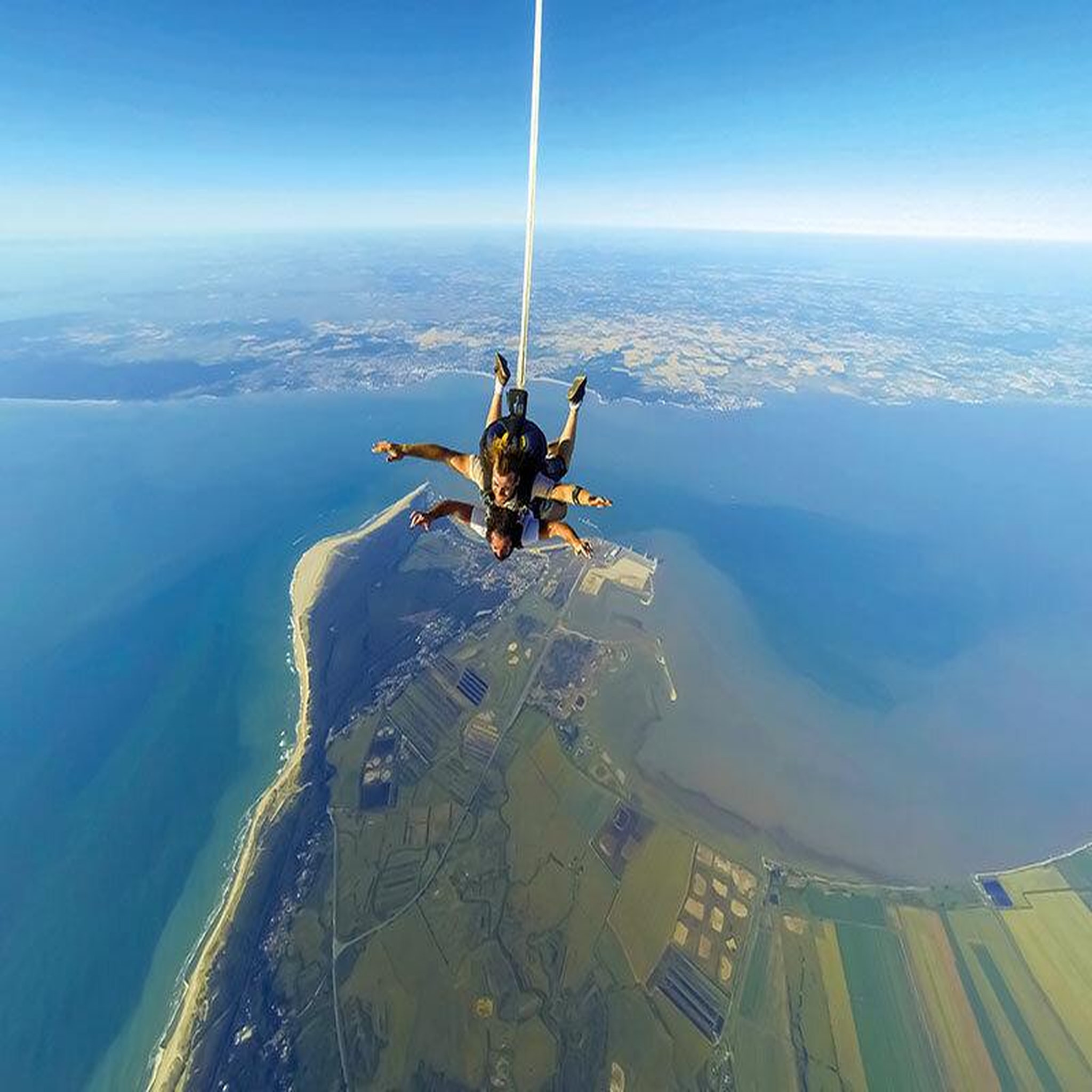 Voir la diapositive 2 : Smartbox Saut en parachute en tandem avec atterrissage sur la plage de soulac-sur-mer - coffret cadeau sport & aventure