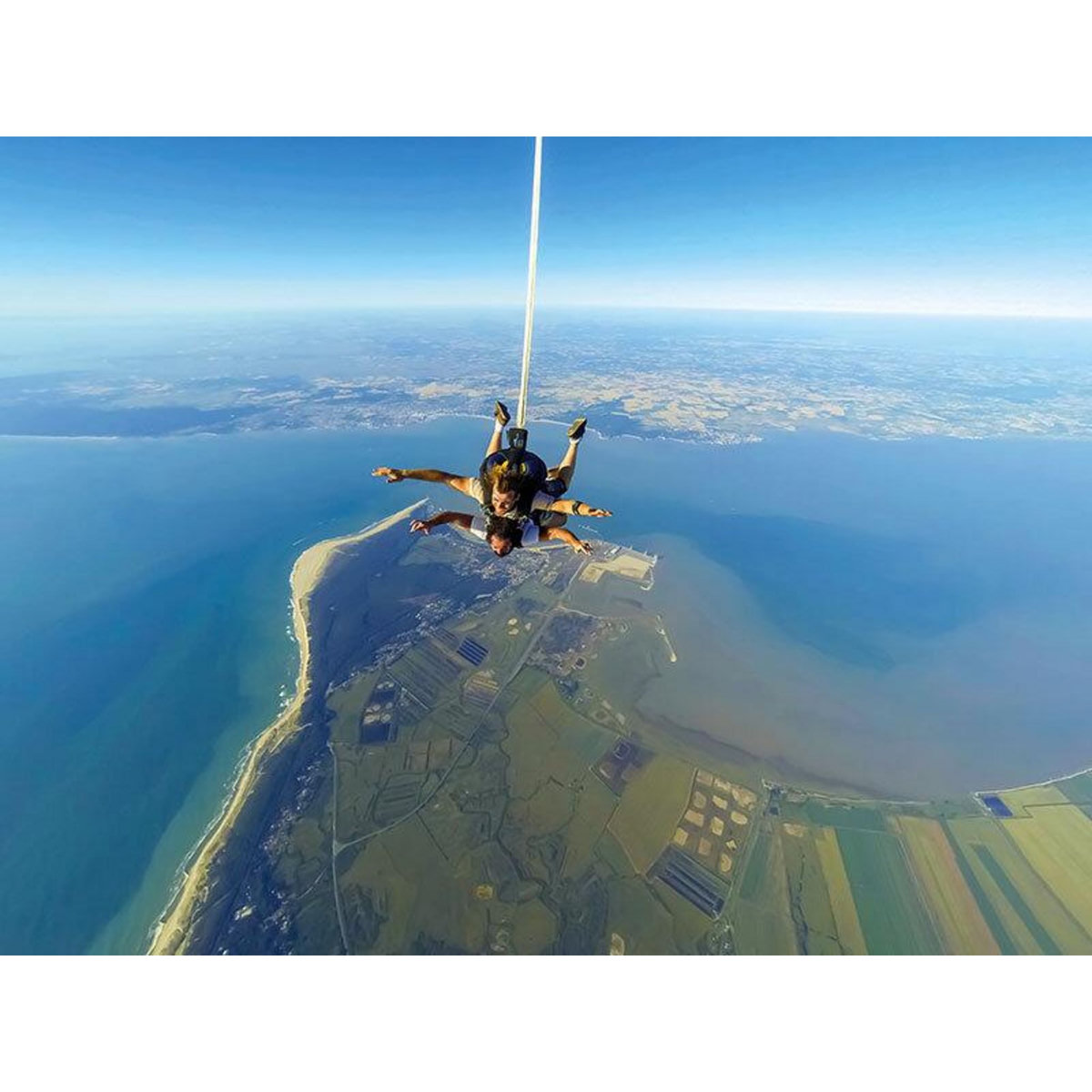 Smartbox Saut en parachute en tandem avec atterrissage sur la plage de Soulac-sur-Mer - Coffret Cadeau Sport & Aventure