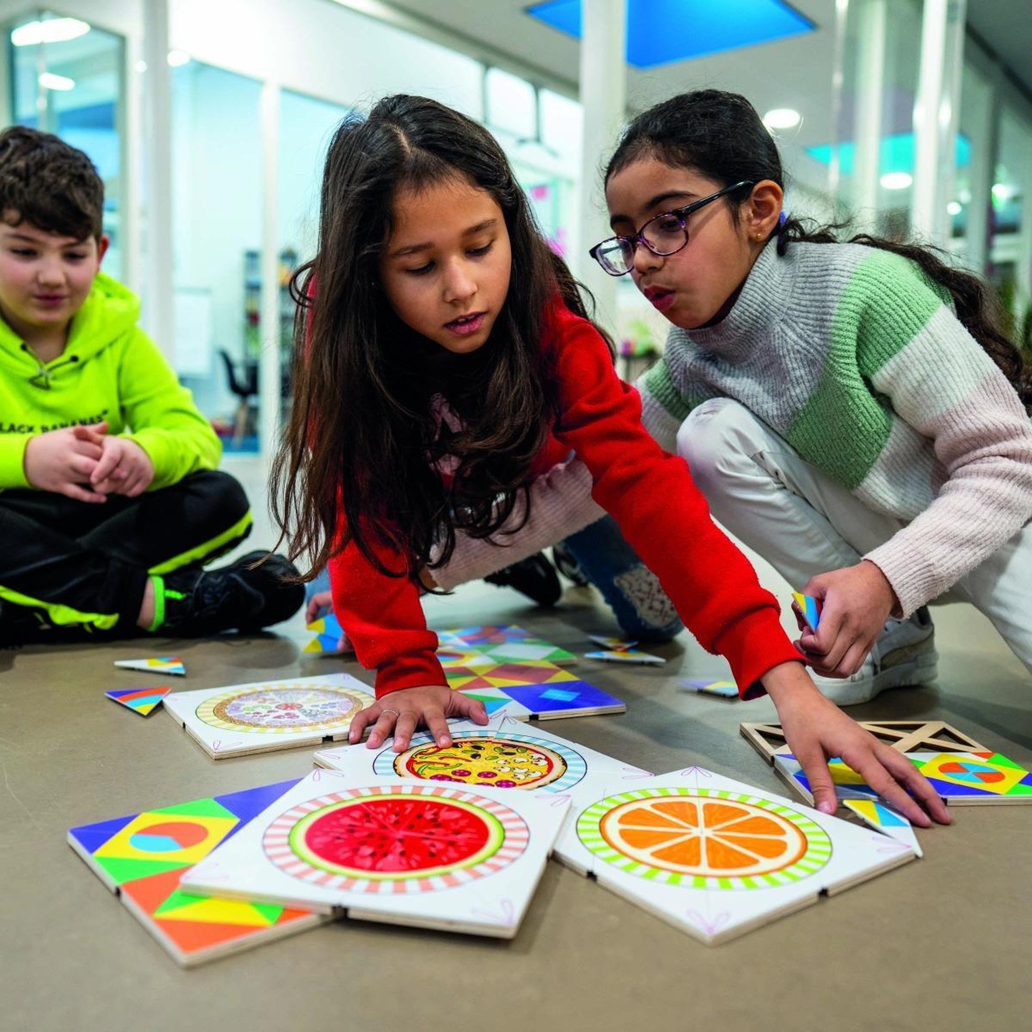 Voir la diapositive 4 : EDUCO Jeu de triangles - art des couleurs