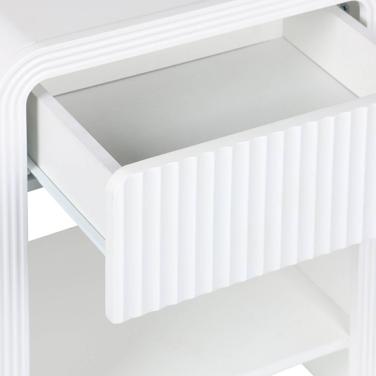 SWEEEK Lot de 2 tables de chevet effet bois blanc rainuré 1 tiroir. 1 étagère