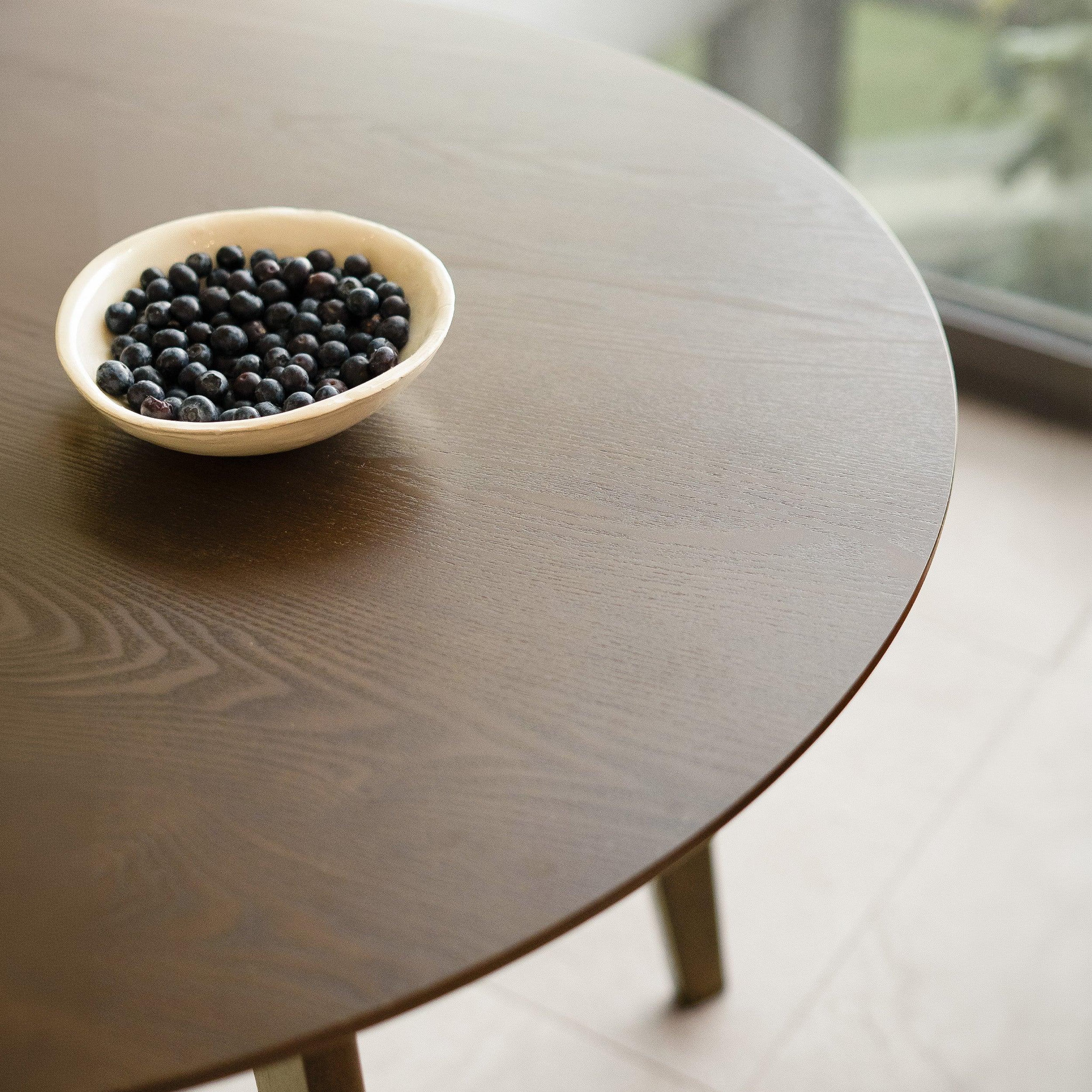 Voir la diapositive 3 : MAISON PAVANE Table ronde 4 personnes en bois foncé d100 cm-réno
