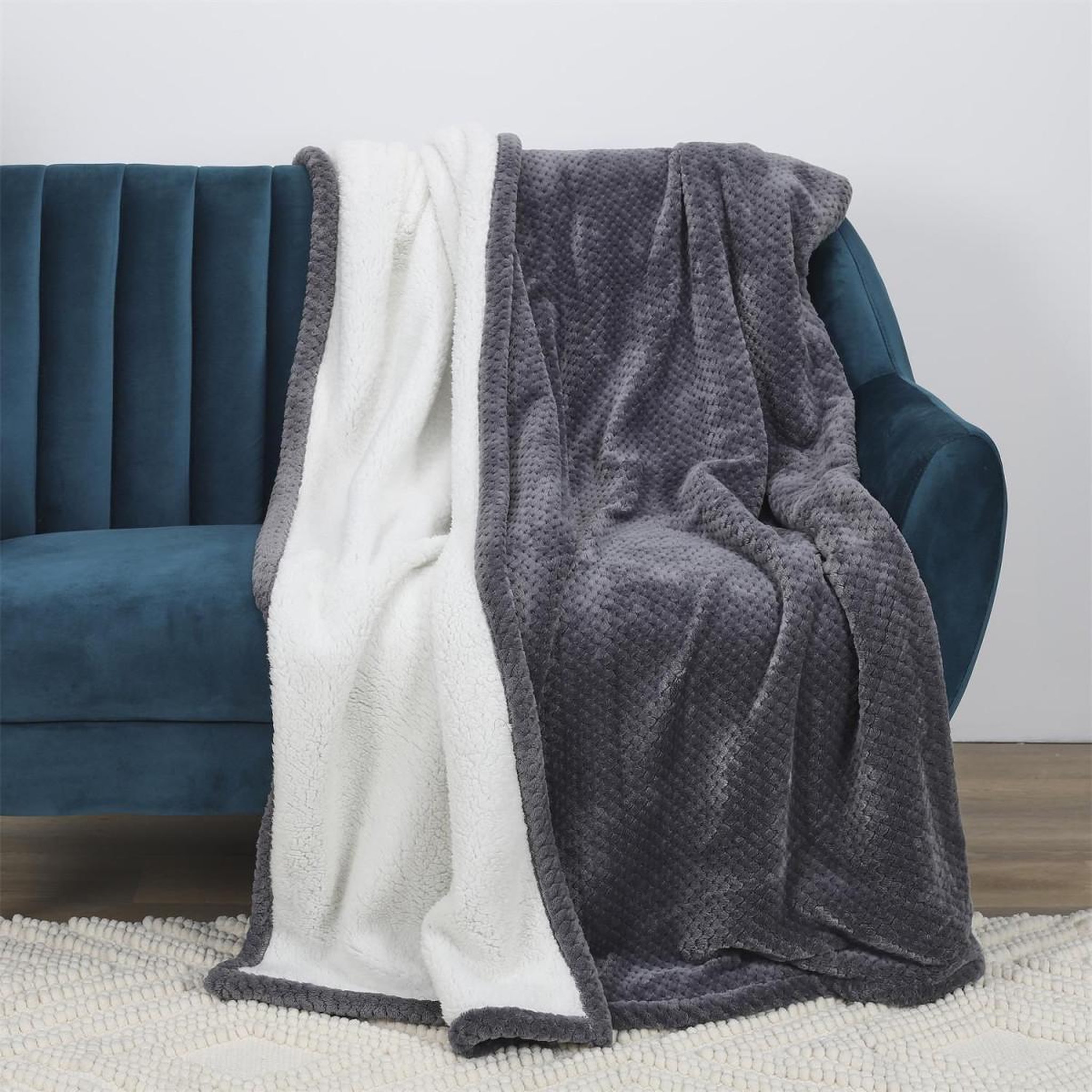 Voir la diapositive 3 : The Home Deco Factory Plaid  nid d'abeille sherpa  180x220cm gris foncé