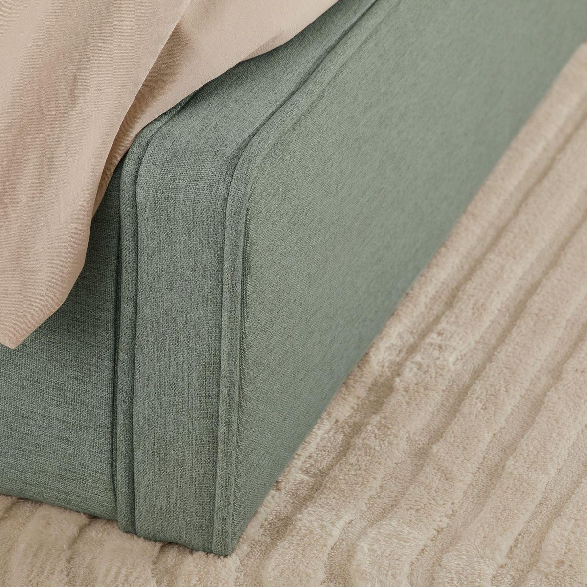 IDIMEX Lit double BELARTI 140 x 190 cm, revêtement en tissu