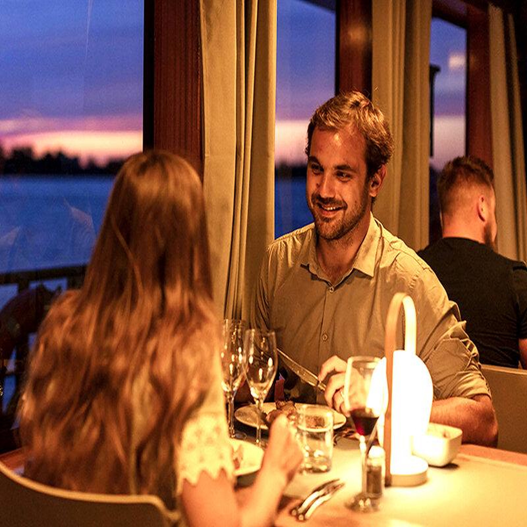 Voir la diapositive 3 : Smartbox Dîner Croisière à Bordeaux et découverte des façades UNESCO et des ponts bordelais - Coffret Cadeau Sport & Aventure