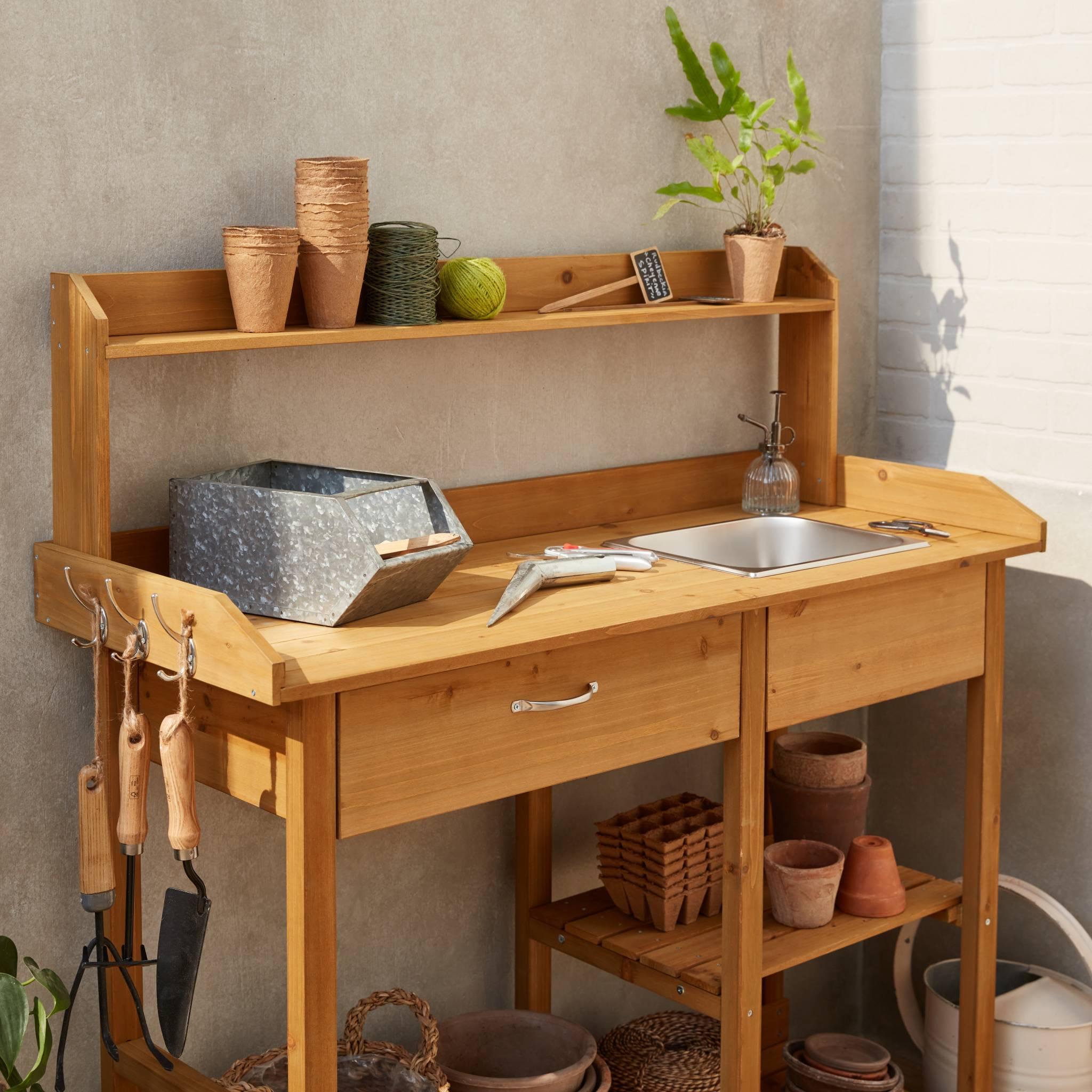 Voir la diapositive 4 : SWEEEK Table de rempotage en bois Capucine. 1 tiroir. 2 étagères. 1 évier. crochets