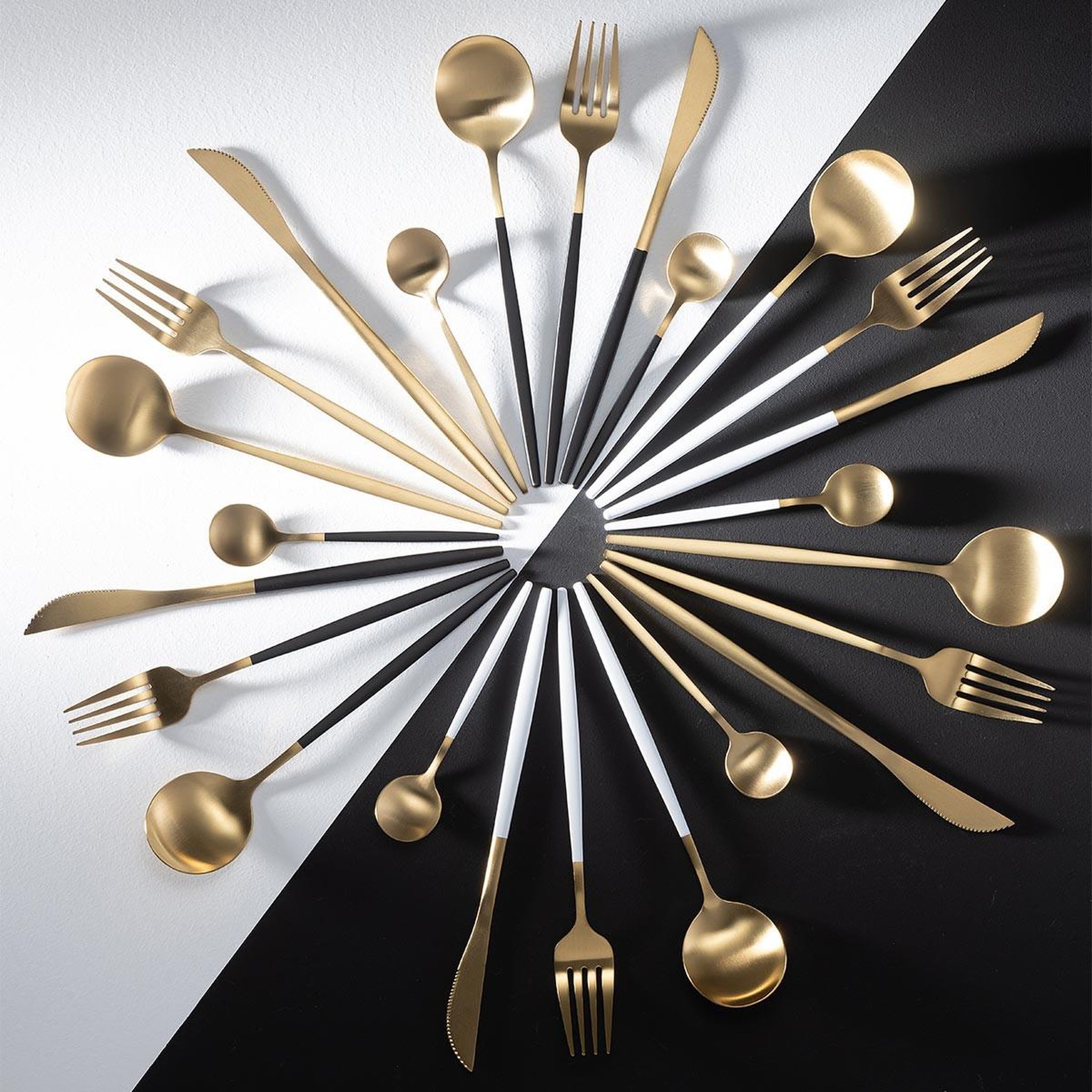 Voir la diapositive 3 : J-LINE Ménagère 24 Pièces en Inox  Mat  27cm Noir & Or