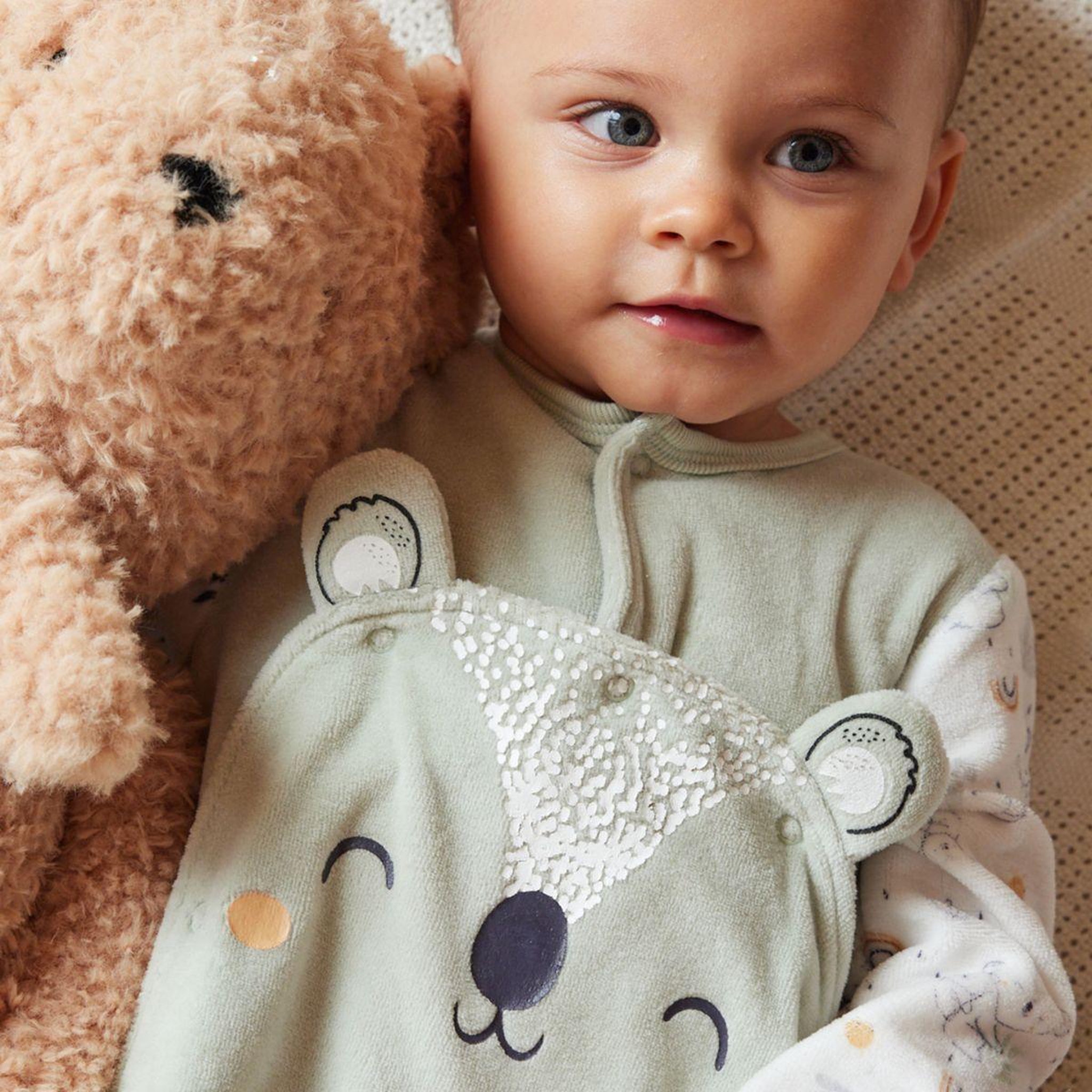 Voir la diapositive 5 : Petit Béguin Pyjama bébé en velours ouverture pont Nuage