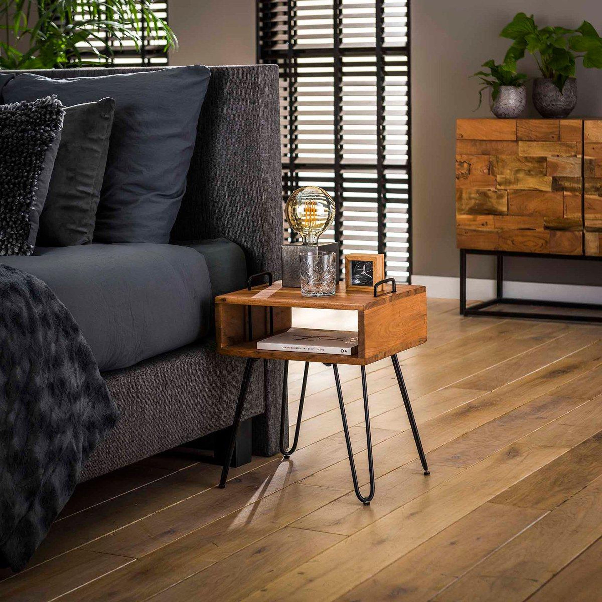 Voir la diapositive 2 : JLC KREATION Table de chevet en bois massif maniglia 1 niche