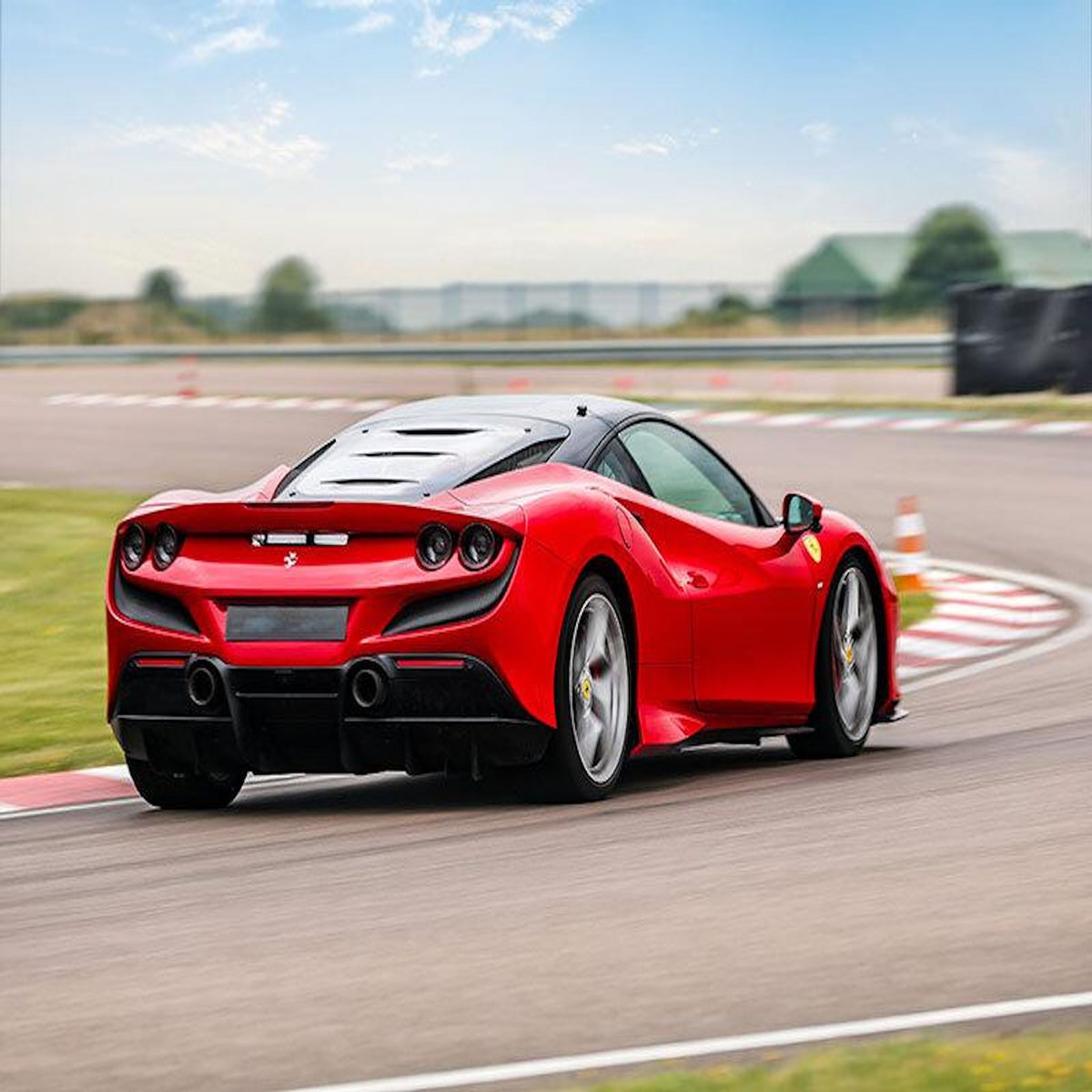 Smartbox Stage de pilotage : 2 tours sur le circuit de Montlhéry en Ferrari F8 Tributo - Coffret Cadeau Sport & Aventure