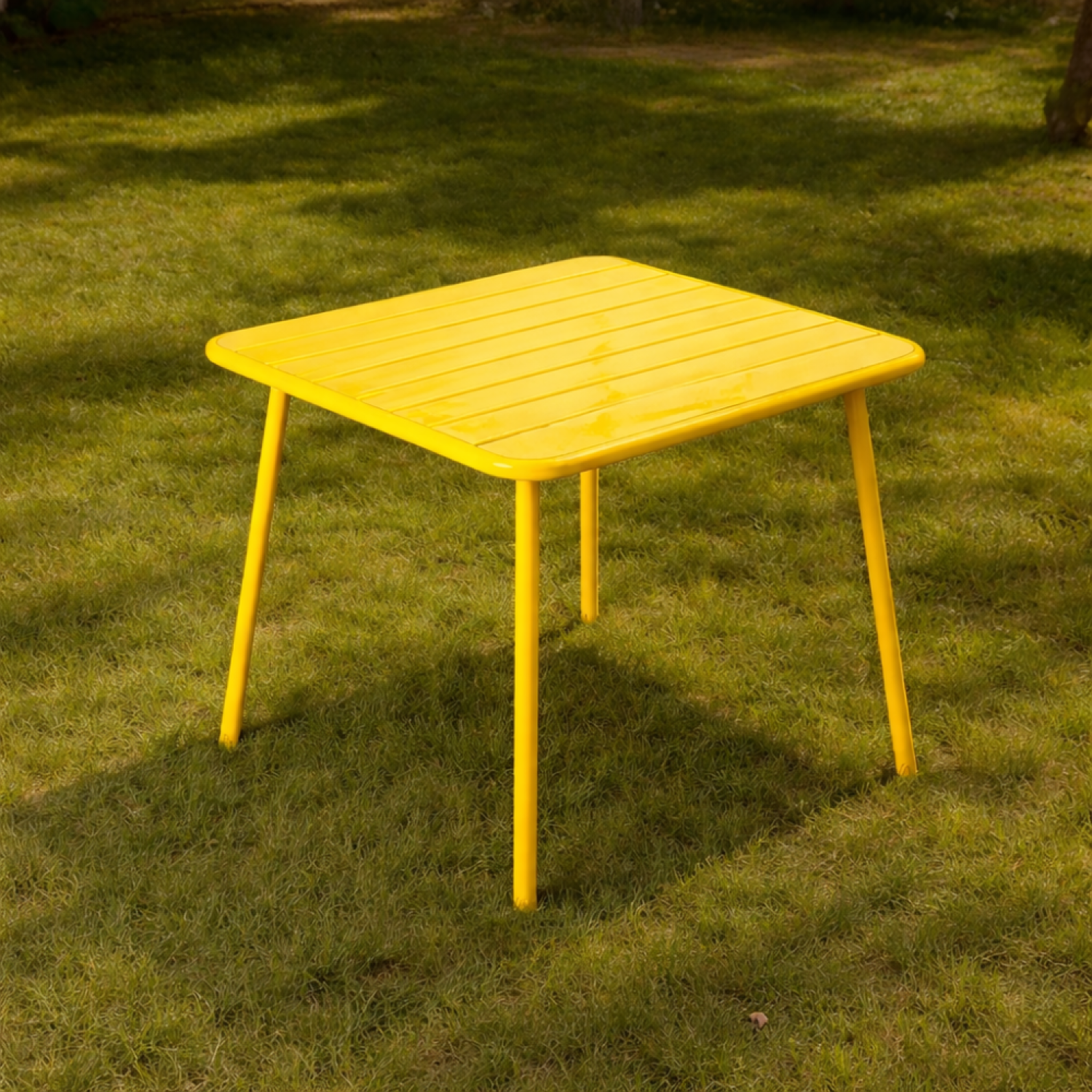 Voir la diapositive 2 : CONCEPT USINE Table carrée 4 places 70x70cm jaune bergame