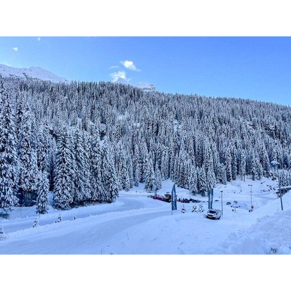 Smartbox Stage de pilotage sur glace : 10 tours en passager sur le circuit de Flaine en BMW Superberline 2.0 - Coffret Cadeau Sport & Aventure