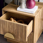 Voir la diapositive 5 : SWEEEK Lot de 2 tables de chevet 2 tiroirs décor bois de manguier rainuré. poignées en métal doré. L42 x P38 x H50cm
