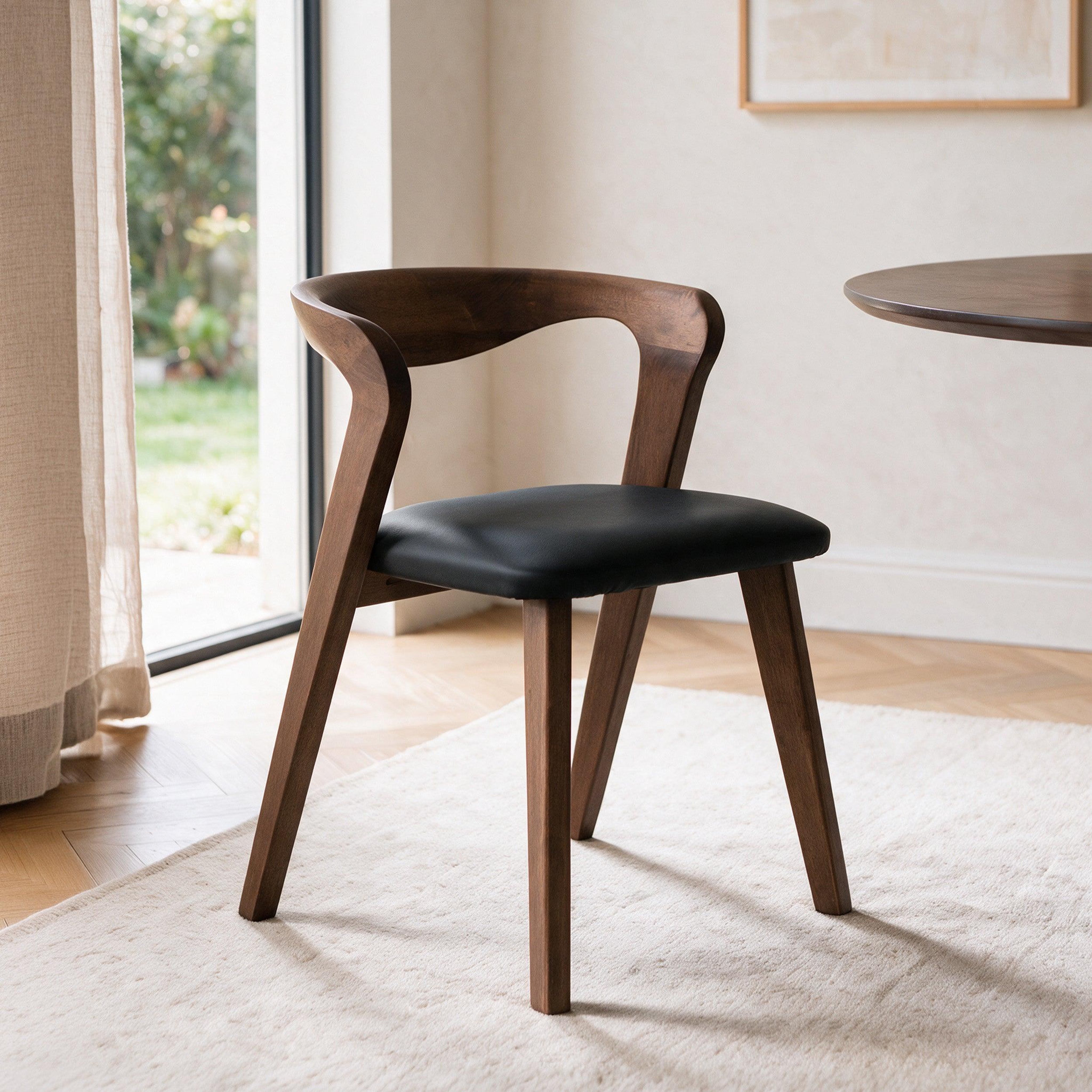 Voir la diapositive 2 : MAISON PAVANE Chaise en bois d'hévéa marron et cuir synthétique noir-Vega