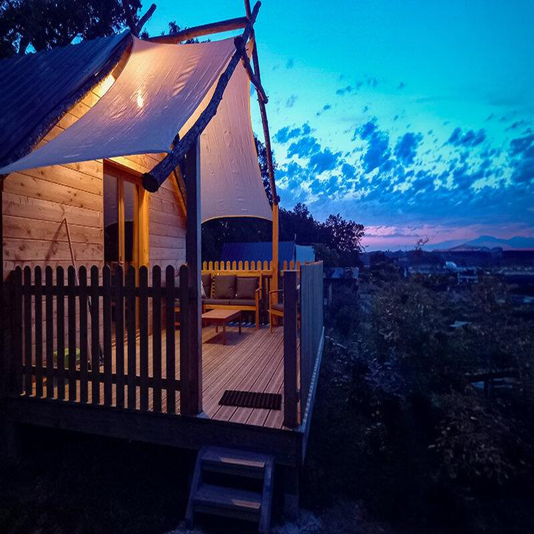 Voir la diapositive 3 : Smartbox 3 jours insolite en cabane pour 2 adultes et 1 enfant près de bergerac - coffret cadeau séjour