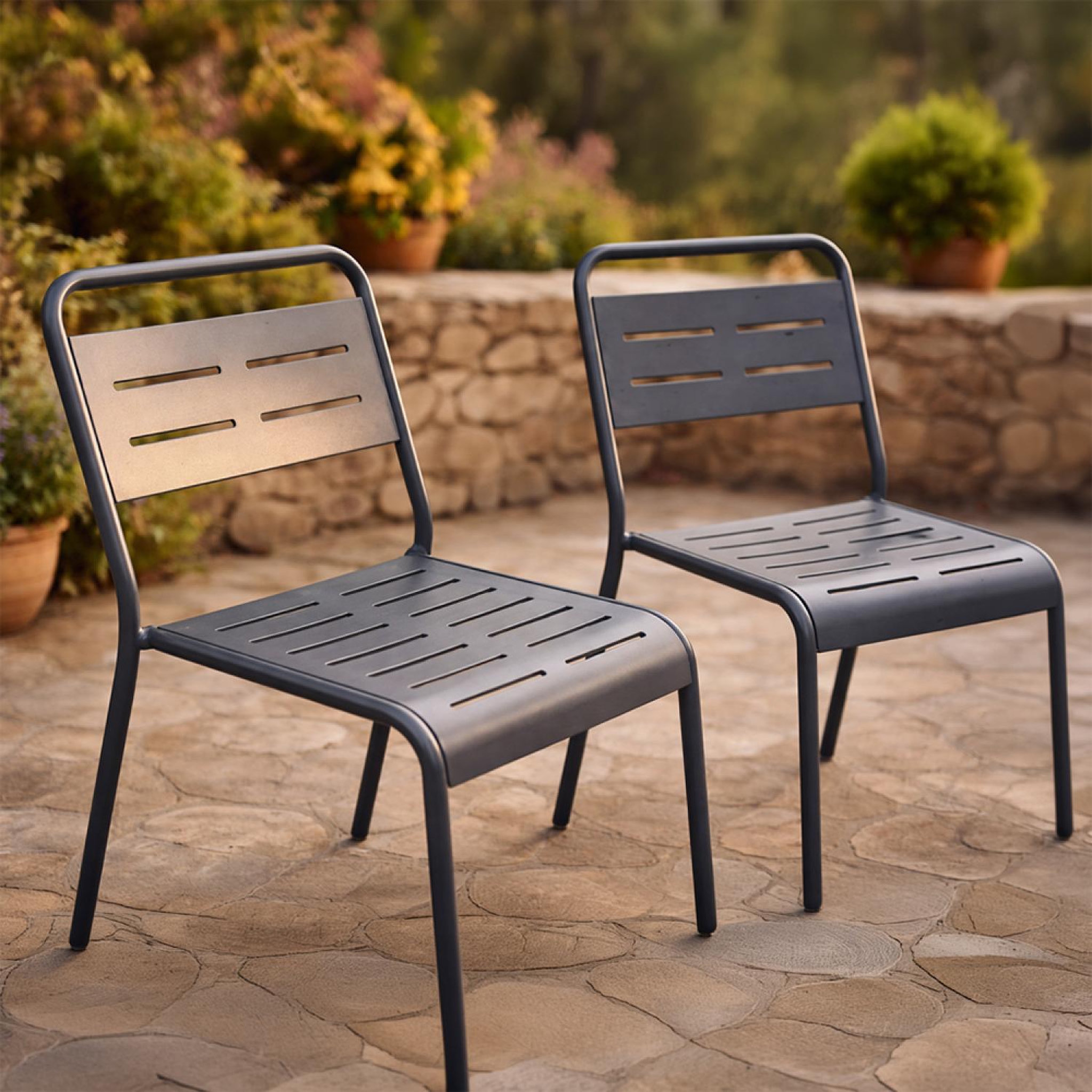 Voir la diapositive 2 : CONCEPT USINE Lot de 2 chaises de jardin empilables gris foncé bergame
