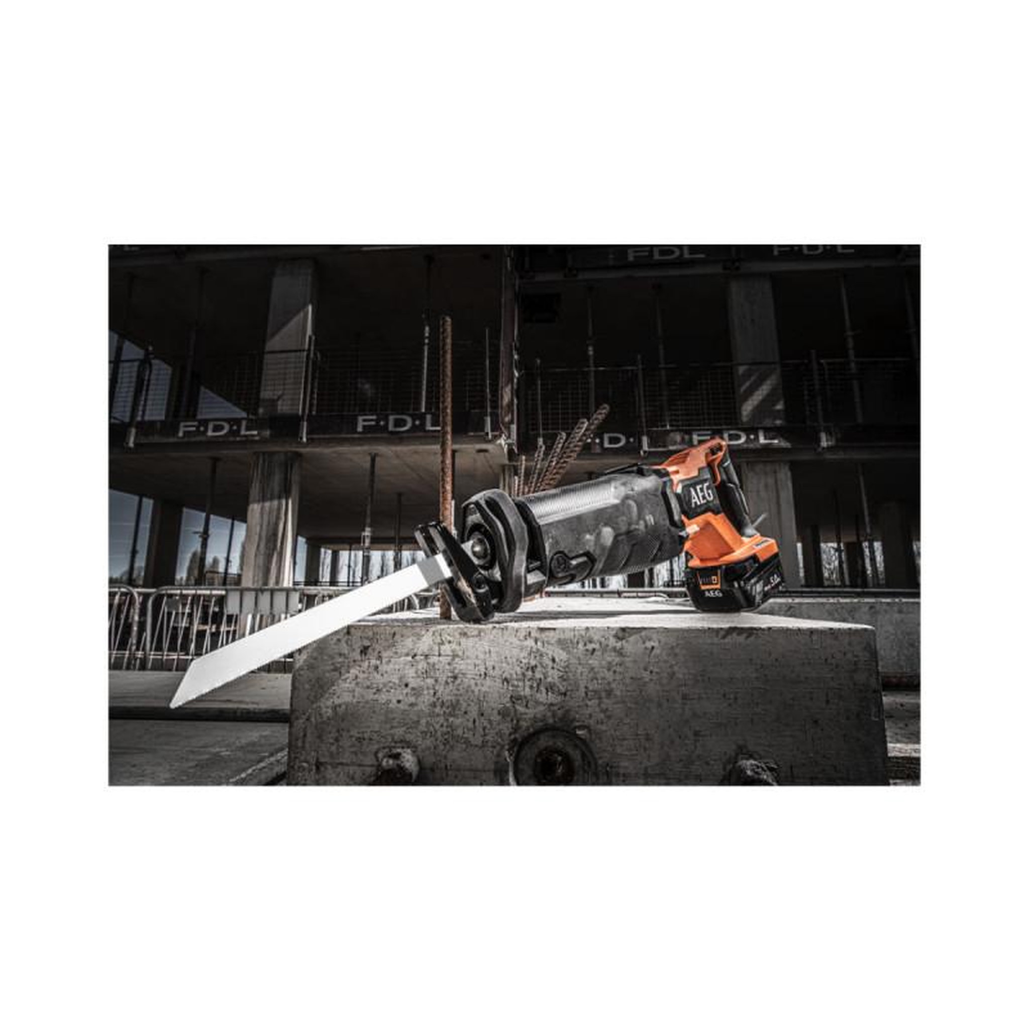 Voir la diapositive 4 : AEG Pack AEG Scie sabre - BUS18BL2-0 - 18V Brushless - 1 batterie 2.0Ah - 1 chargeur - SETL1820S