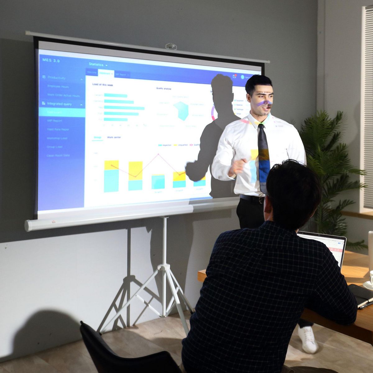 HOMCOM Écran de projection avec support trépied réglable en hauteur home-cinéma vidéo projecteur format 4:3 84 pouces blanc