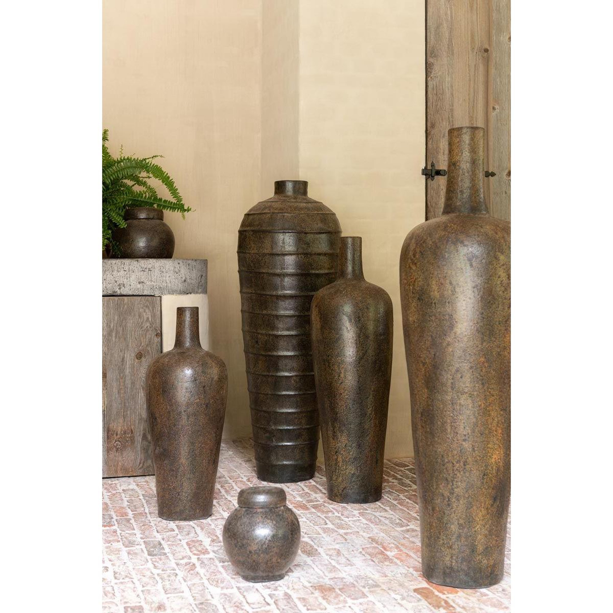 Voir la diapositive 2 : J-LINE Vase déco en ciment  isabel  100cm marron