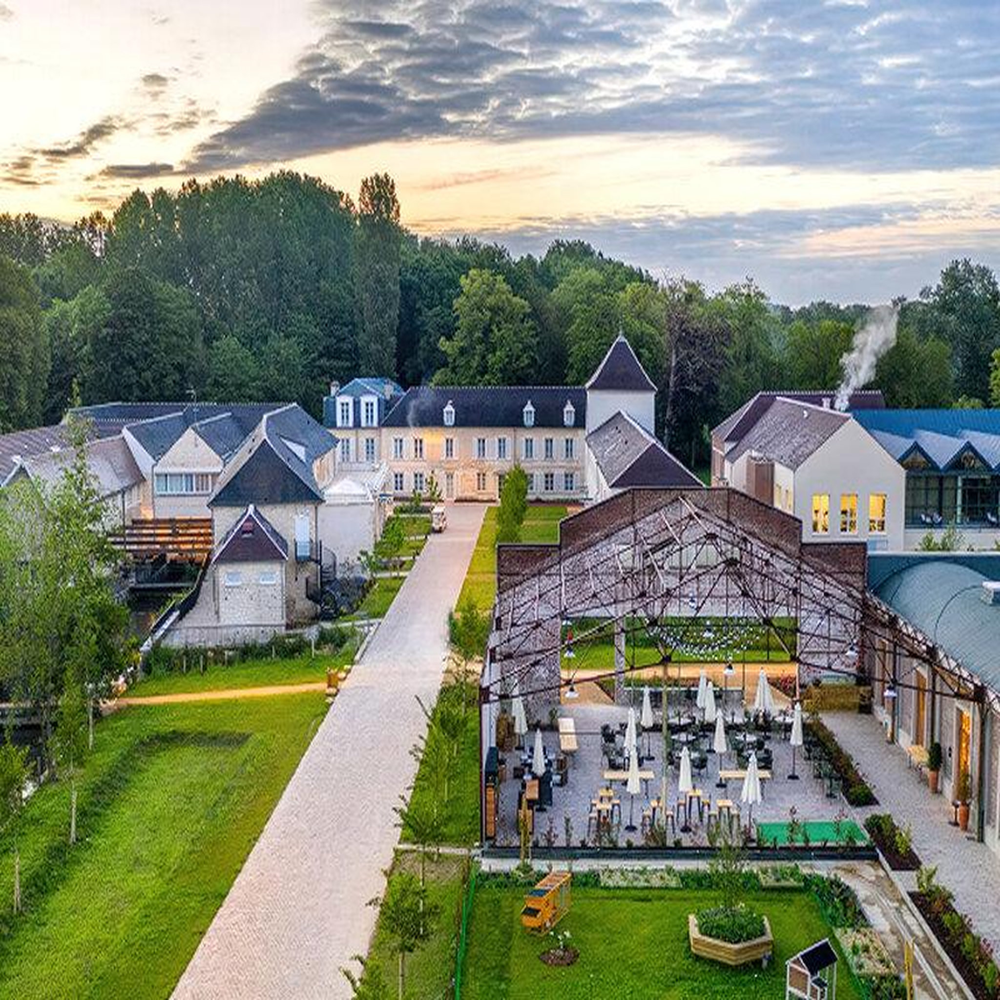 Voir la diapositive 3 : Smartbox 1 nuit en hôtel 4 étoiles avec accès spa à chantilly - coffret cadeau séjour