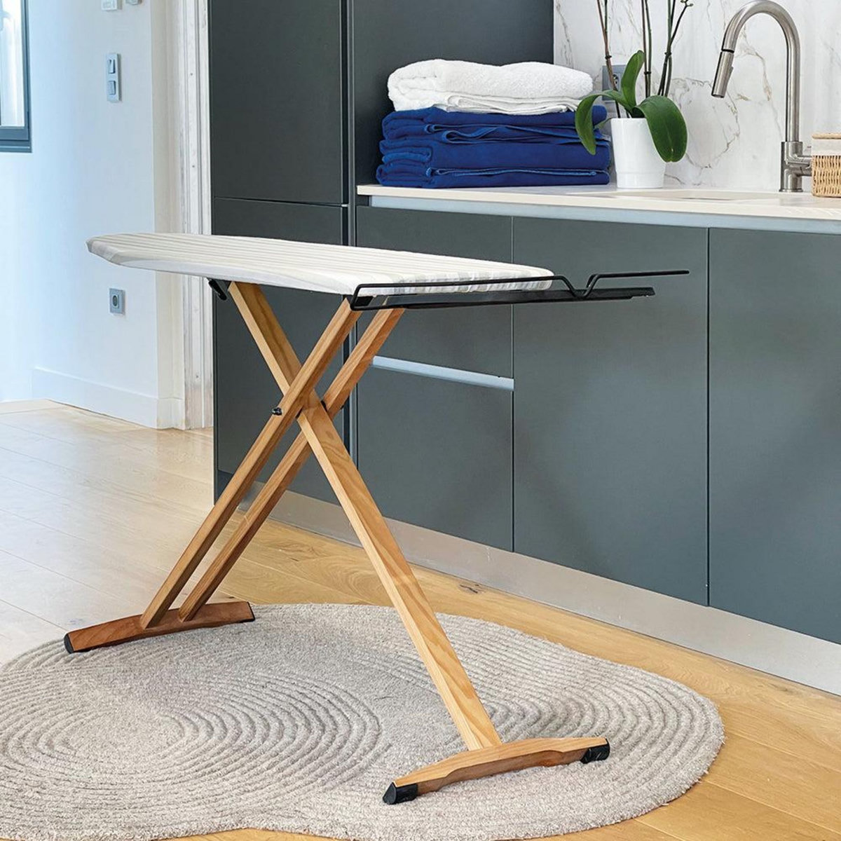 BATIMEX Table à repasser en bois NUBAR 130x47 H92cm housse 100% cotton avec repose fer et repose centrale vapeur