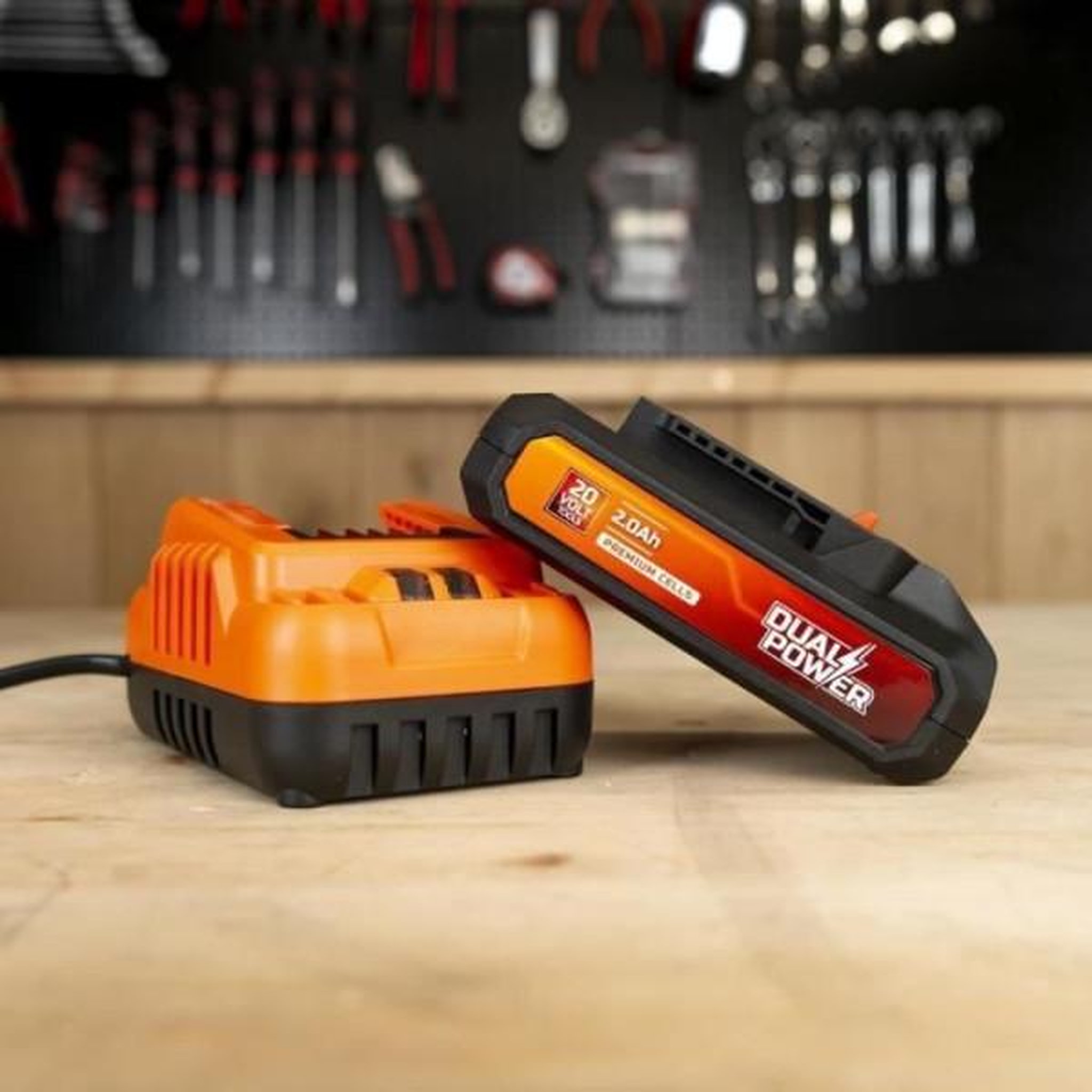 Voir la diapositive 2 : MARKET24 Batterie et Chargeur - Dual Power - POWDP90620 - Batterie 2,0Ah de 20V et chargeur 2A - Pour outils de bricolage sans Fil de 20V