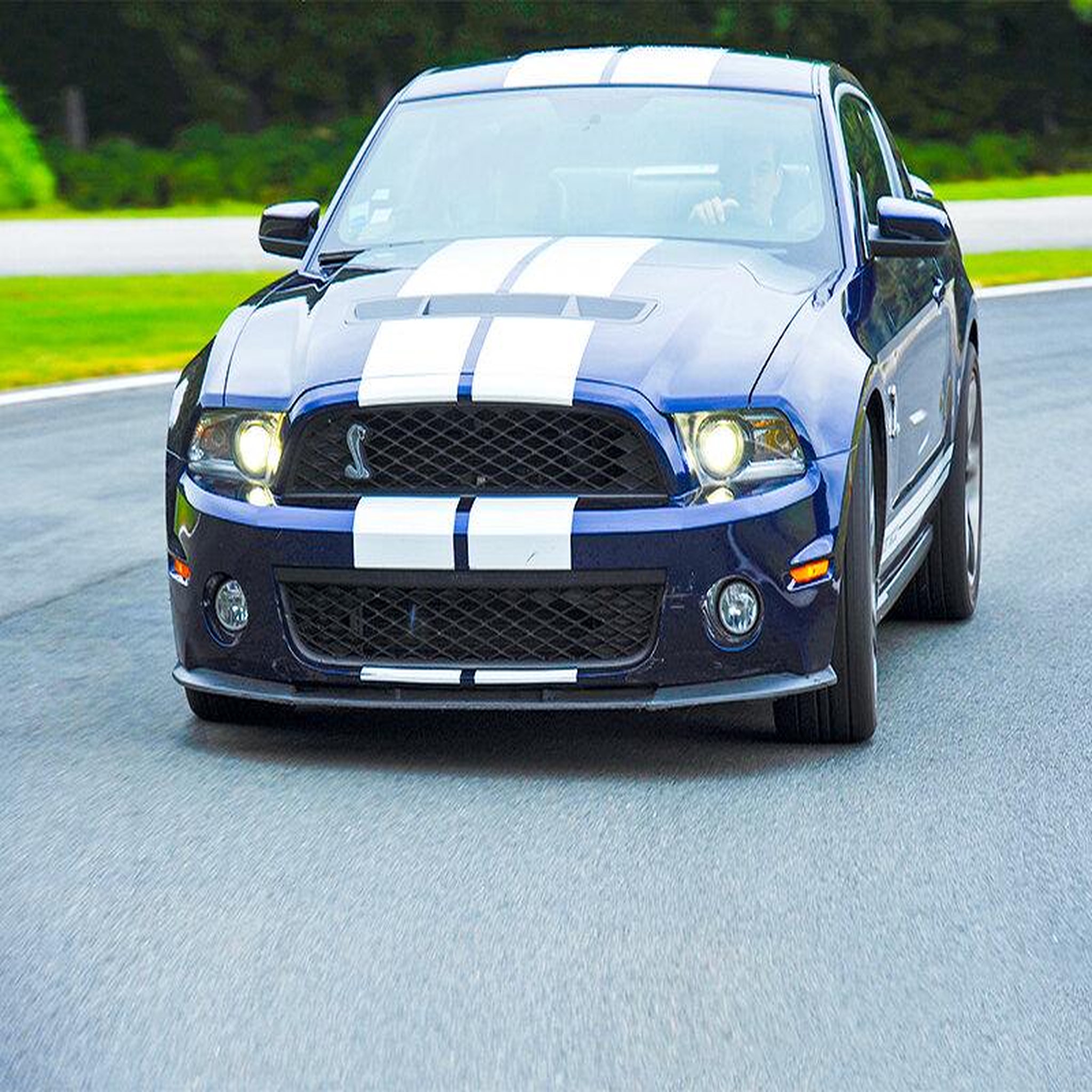 Voir la diapositive 2 : Smartbox Stage de pilotage : 2 tours en Ford Mustang Shelby GT500 sur circuit - Coffret Cadeau Sport & Aventure