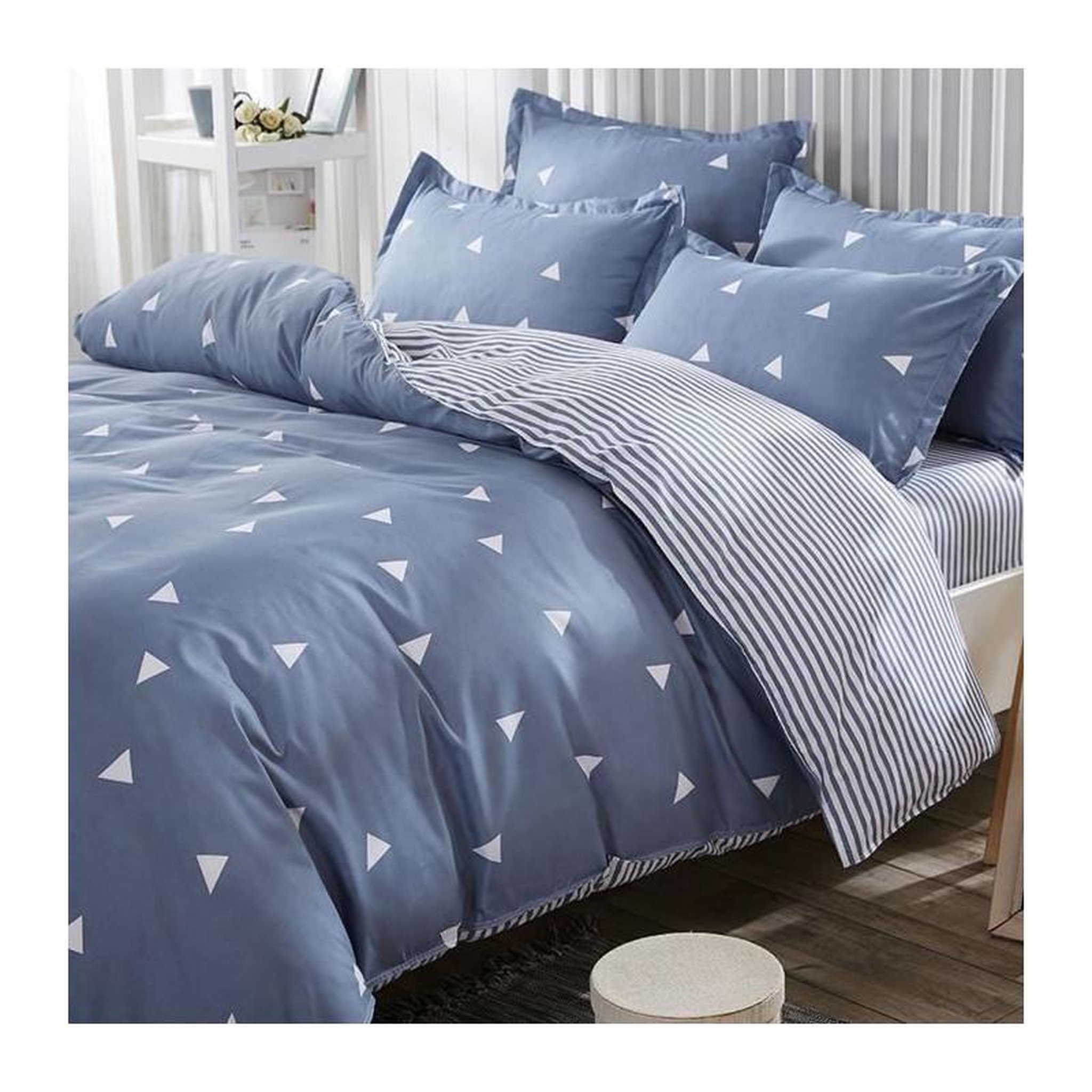 GENERIQUE Parure de lit - 1 housse de couette 220 x 240 cm + 2 taies d'oreiller 60 x 60 cm - 65% coton, 35% polyester - Bleu
