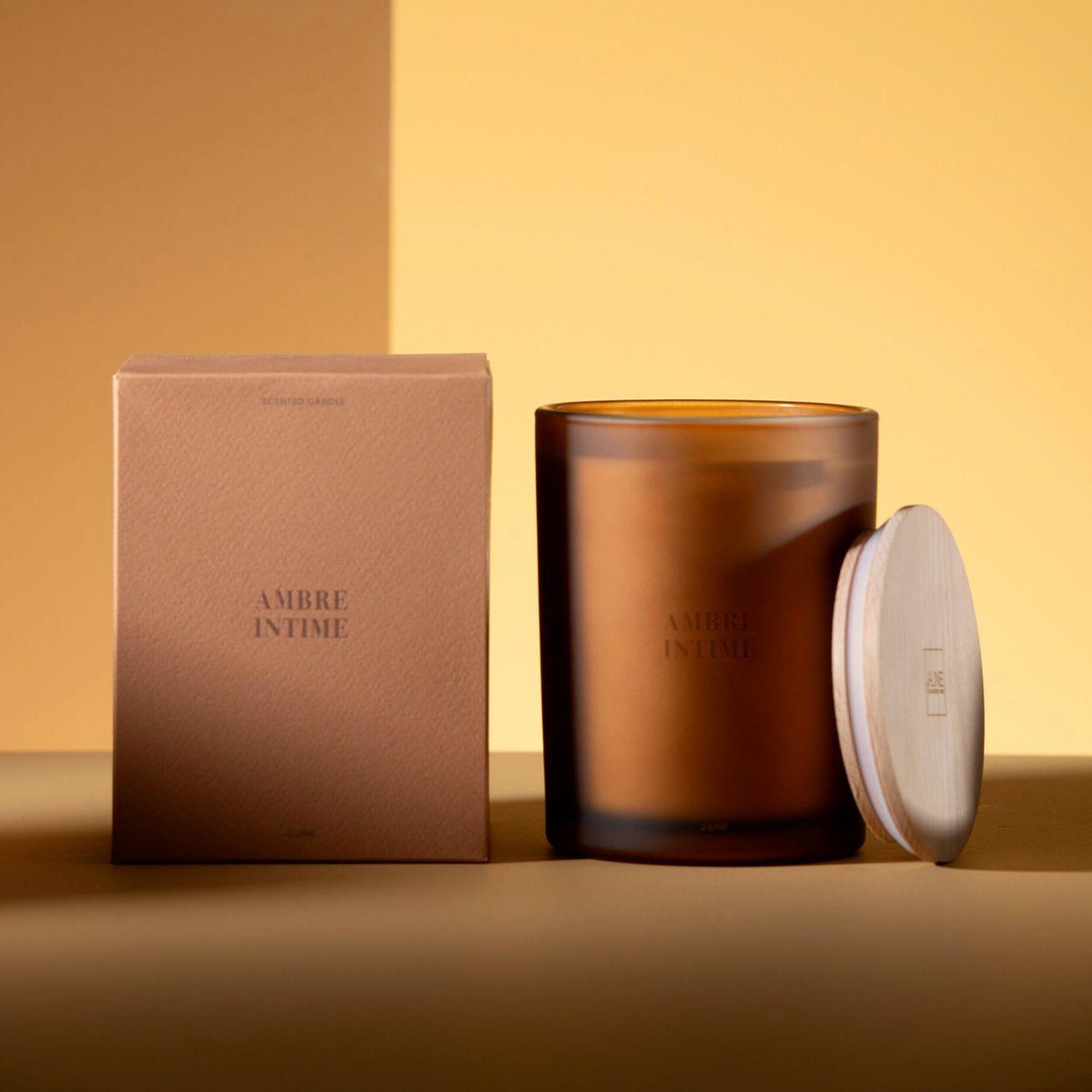 Voir la diapositive 5 : J-LINE Bougie parfumée  accords essentiels  14cm ambre intime