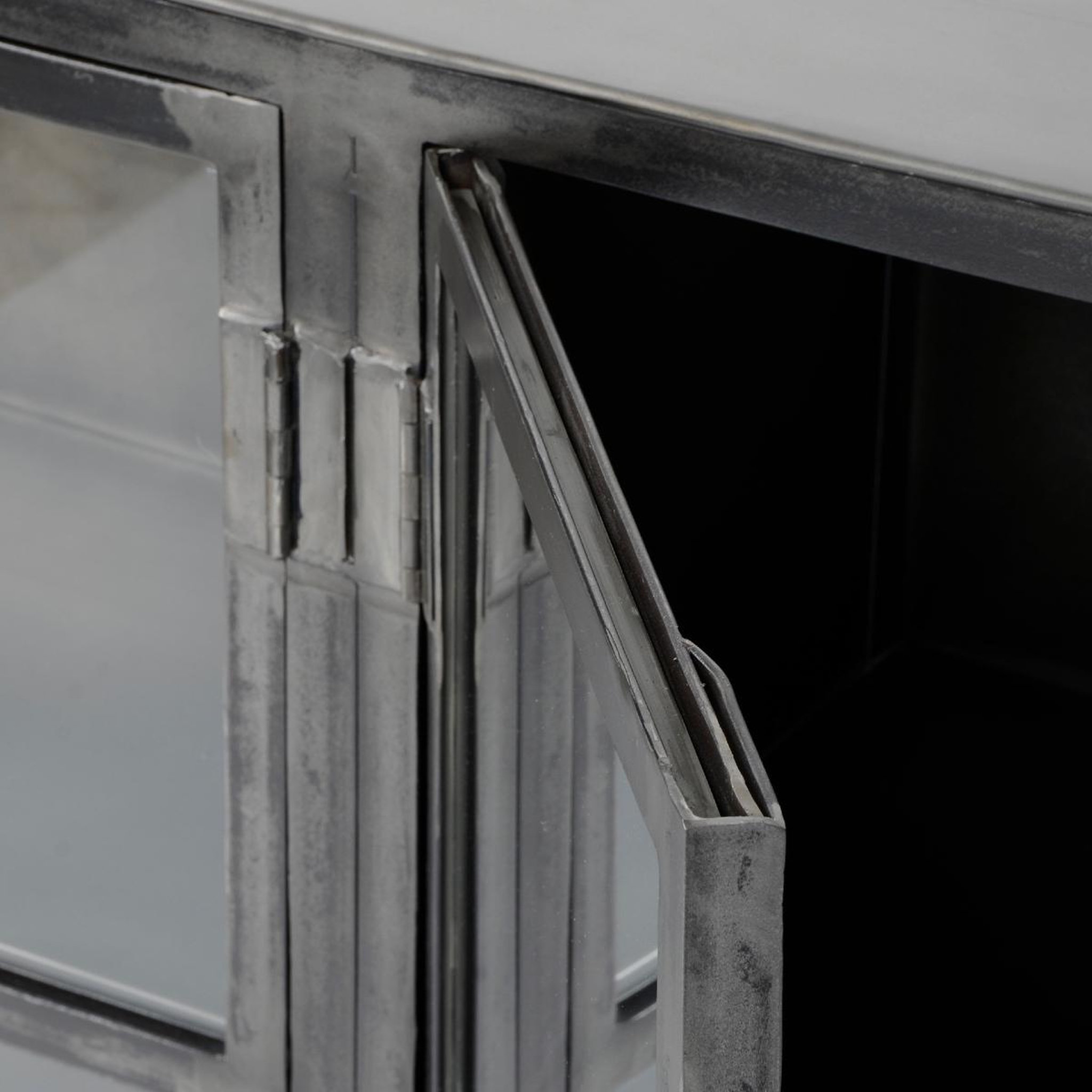 Voir la diapositive 6 : JLC KREATION Buffet bas industriel 180 en métal avec portes vitrées IRON