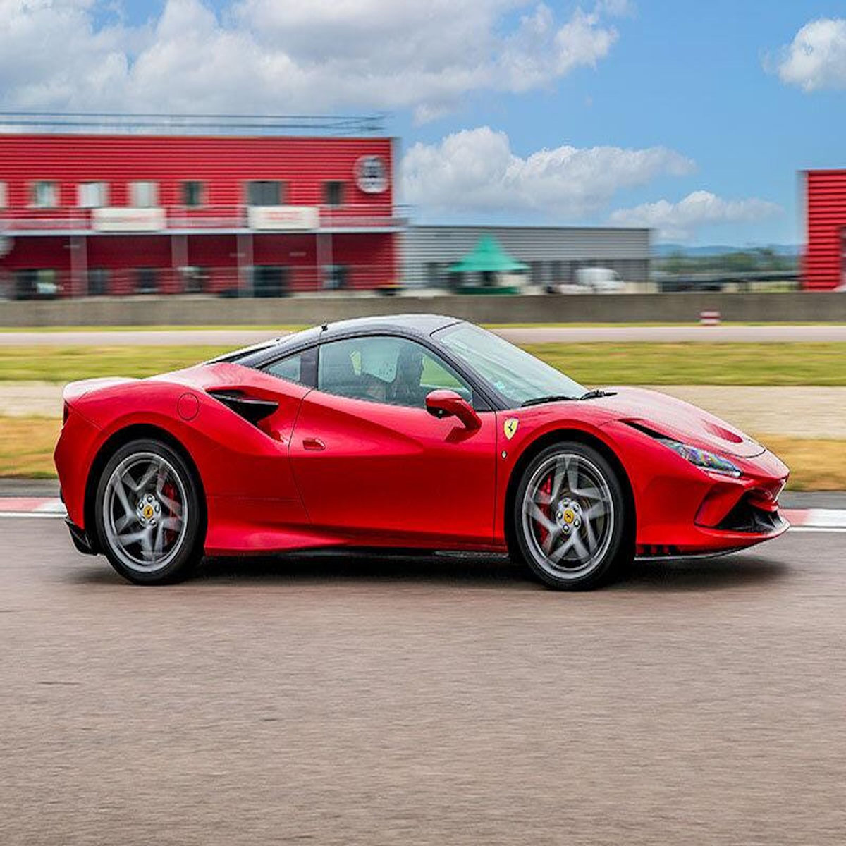 Smartbox Stage de pilotage multivolant : 2 tours en Lamborghini Huracán et 2 tours en Ferrari F8 sur le circuit de La Ferté-Gaucher - Coffret Cadeau Sport & Aventure