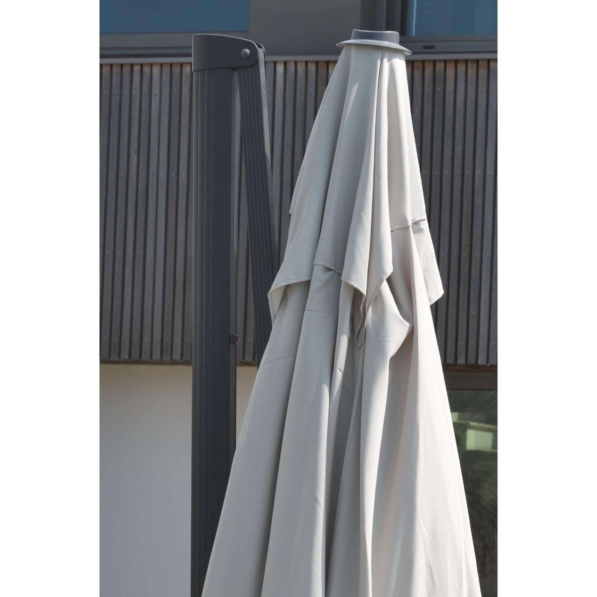 Voir la diapositive 4 : DCB GARDEN Parasol Déporté à Manivelle  Sevilla  250cm Gris